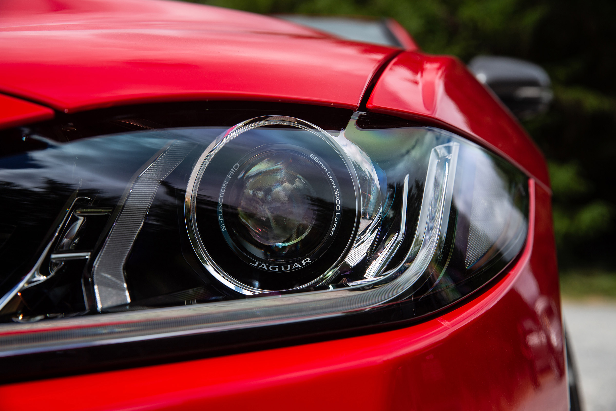 Jaguar XE 300 Sport - front light