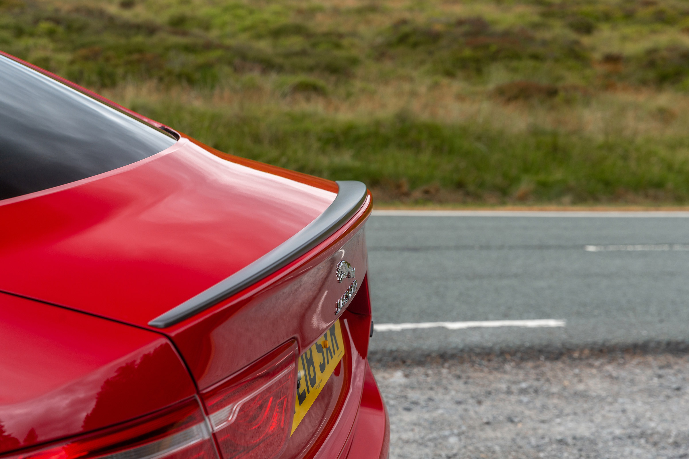 Jaguar XE 300 Sport - spoiler