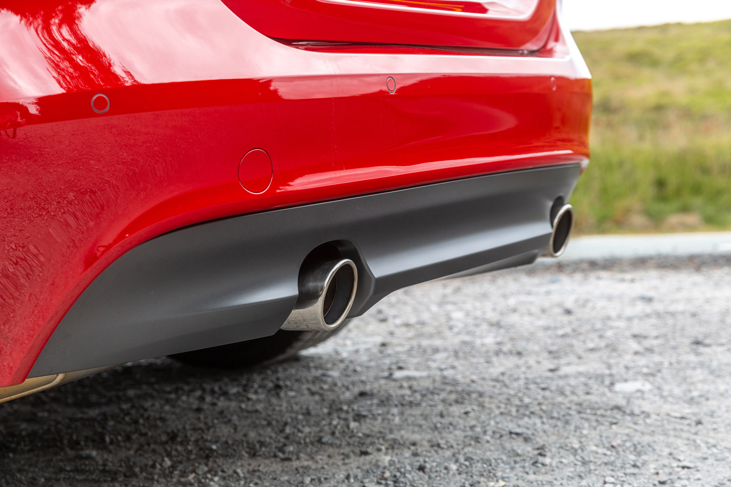 Jaguar XE 300 Sport - exhausts