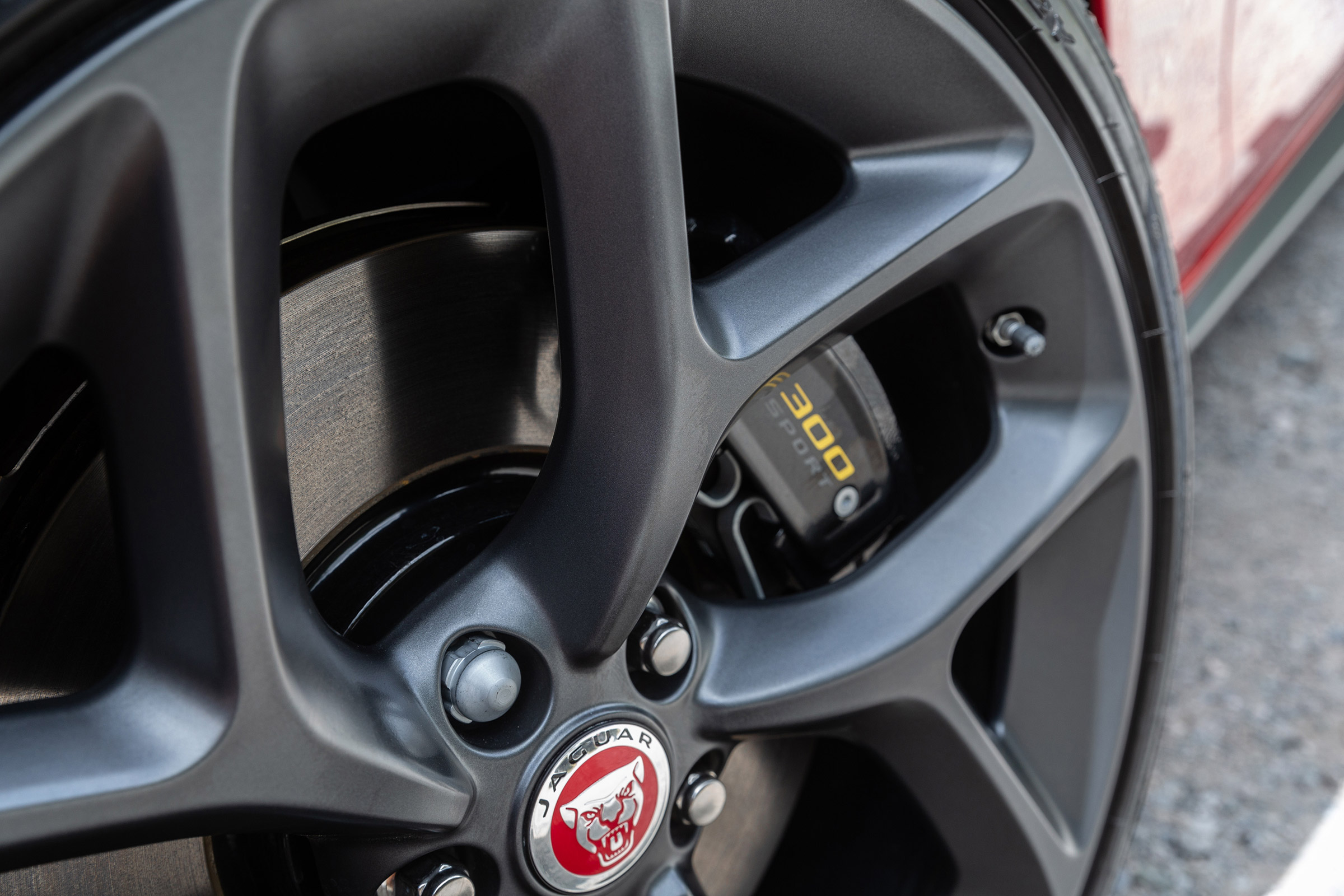 Jaguar XE 300 Sport - wheel