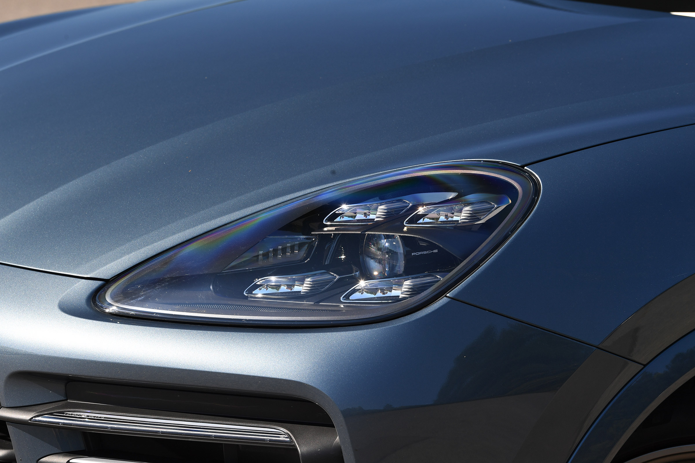 Porsche Cayenne S - front light