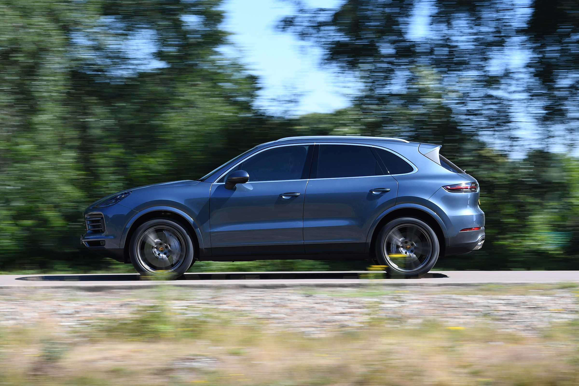 Porsche Cayenne S - side