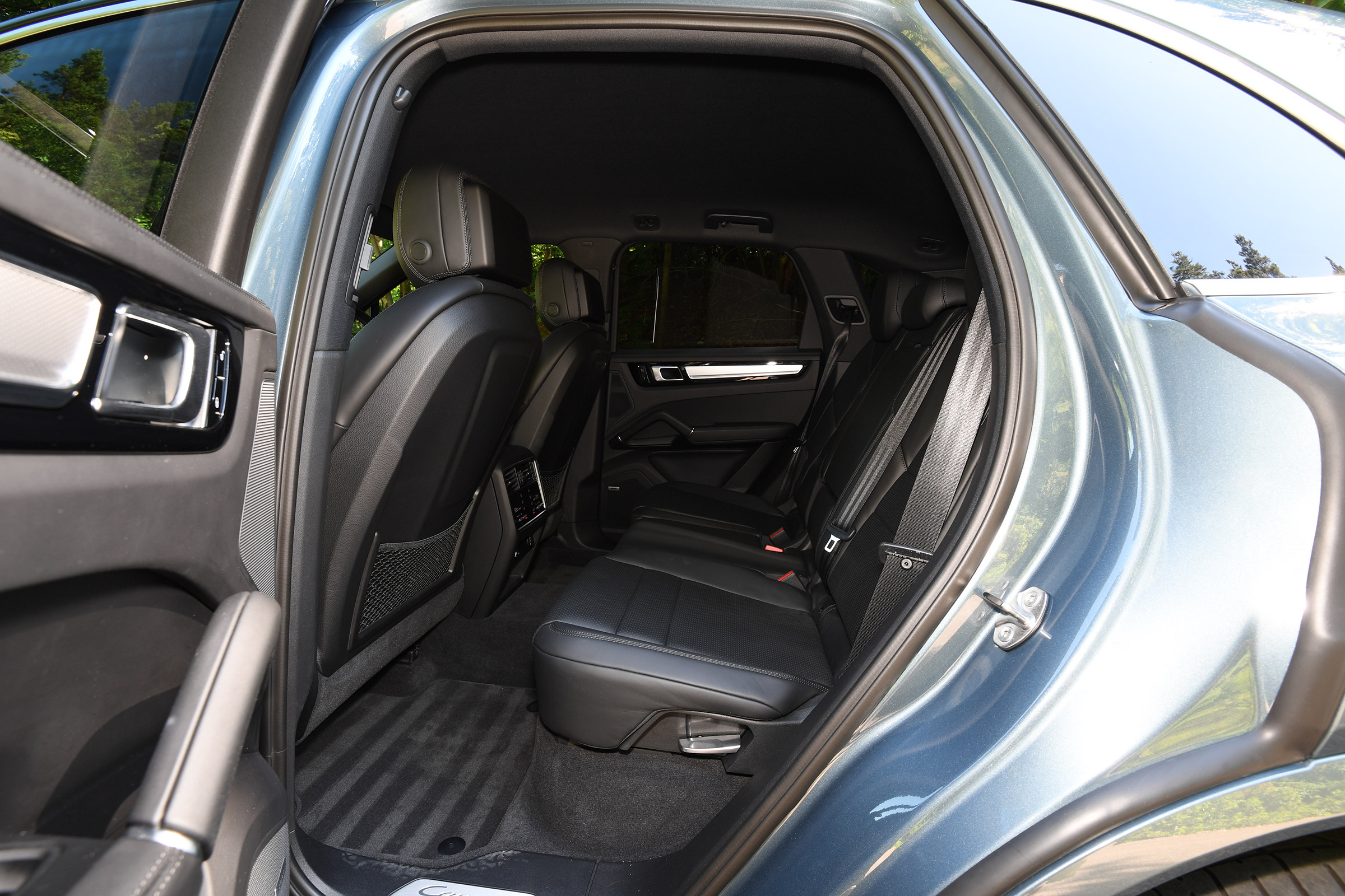 Porsche Cayenne S - rear seats
