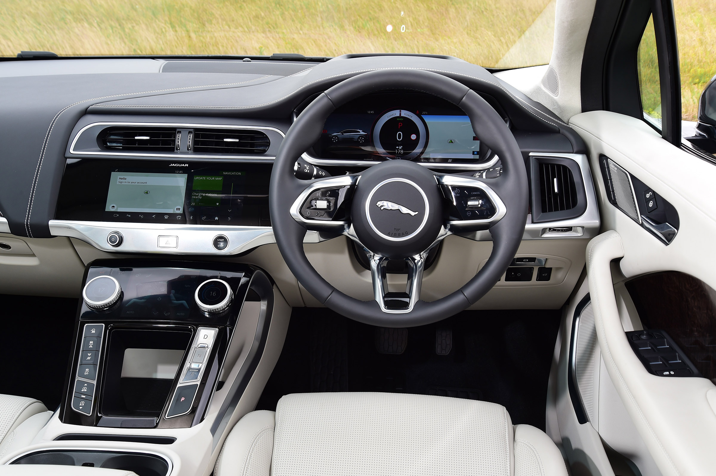 Jaguar I-Pace - dash