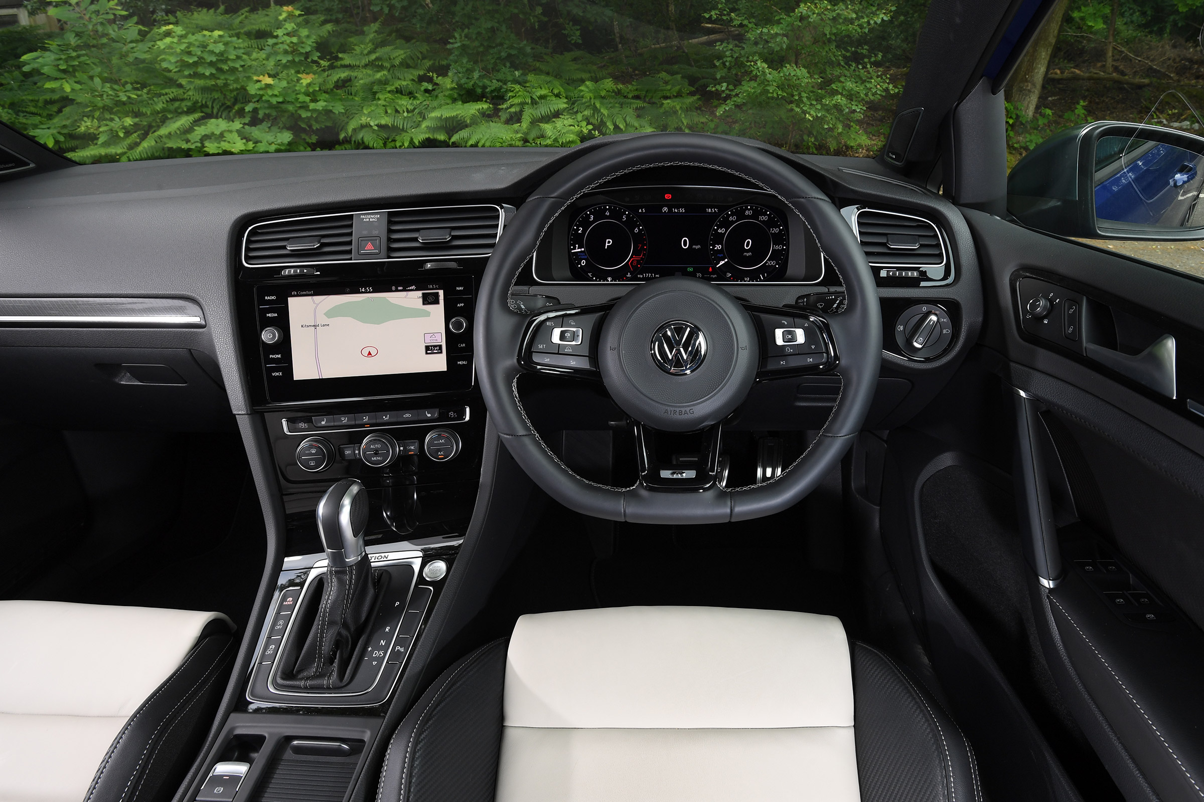 Volkswagen Golf R - dash