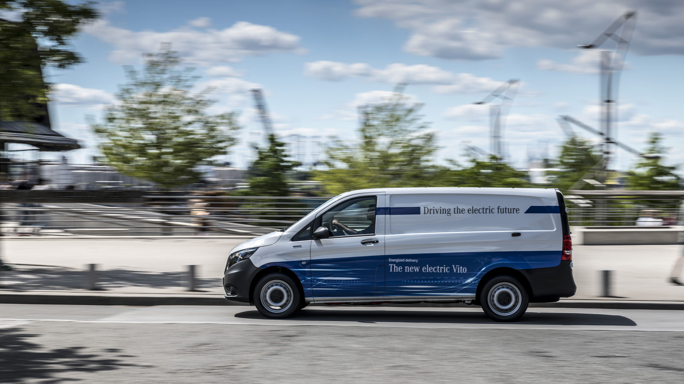 Mercedes eVito - side tracking