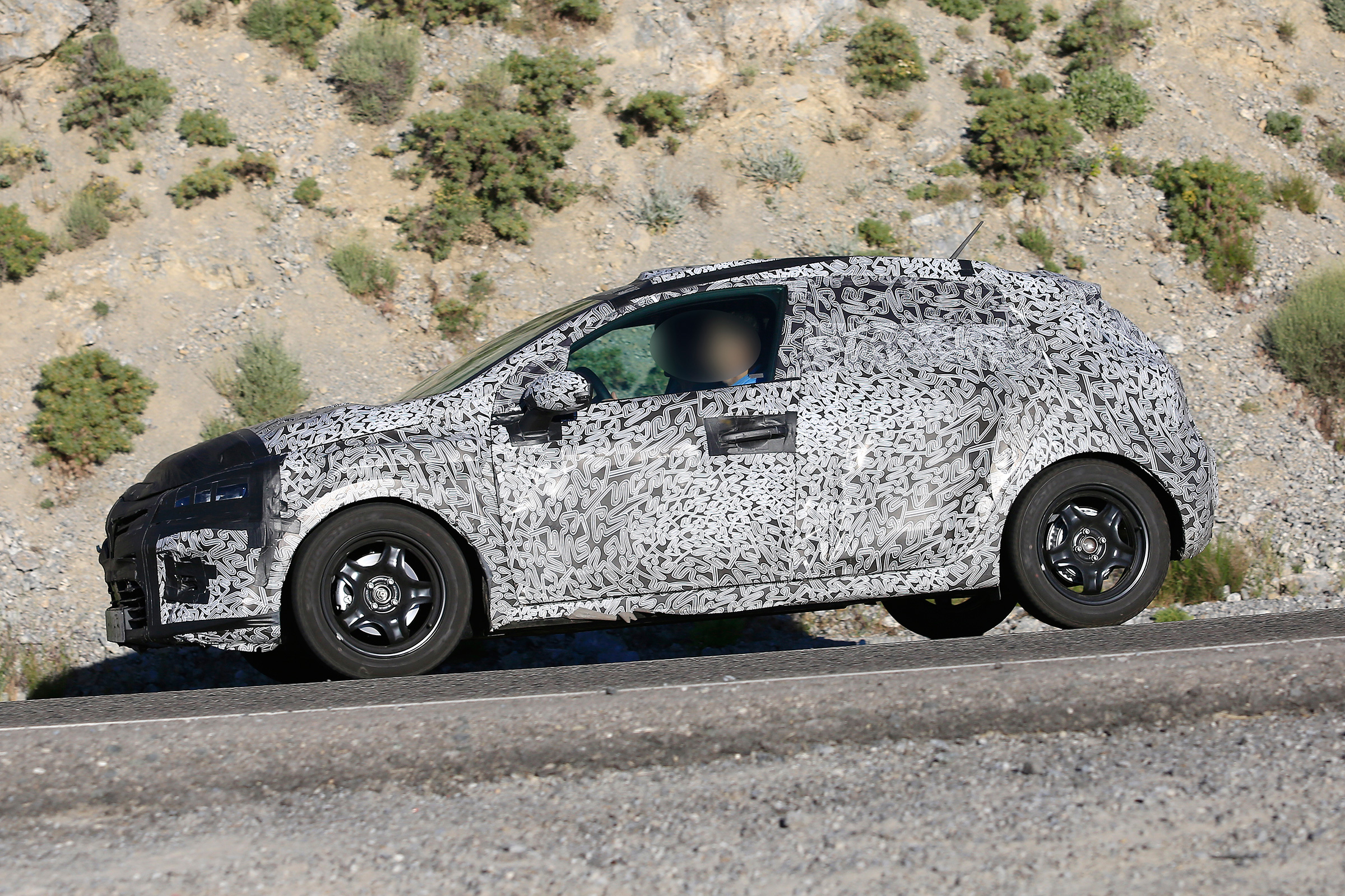 Renault Clio spied - side