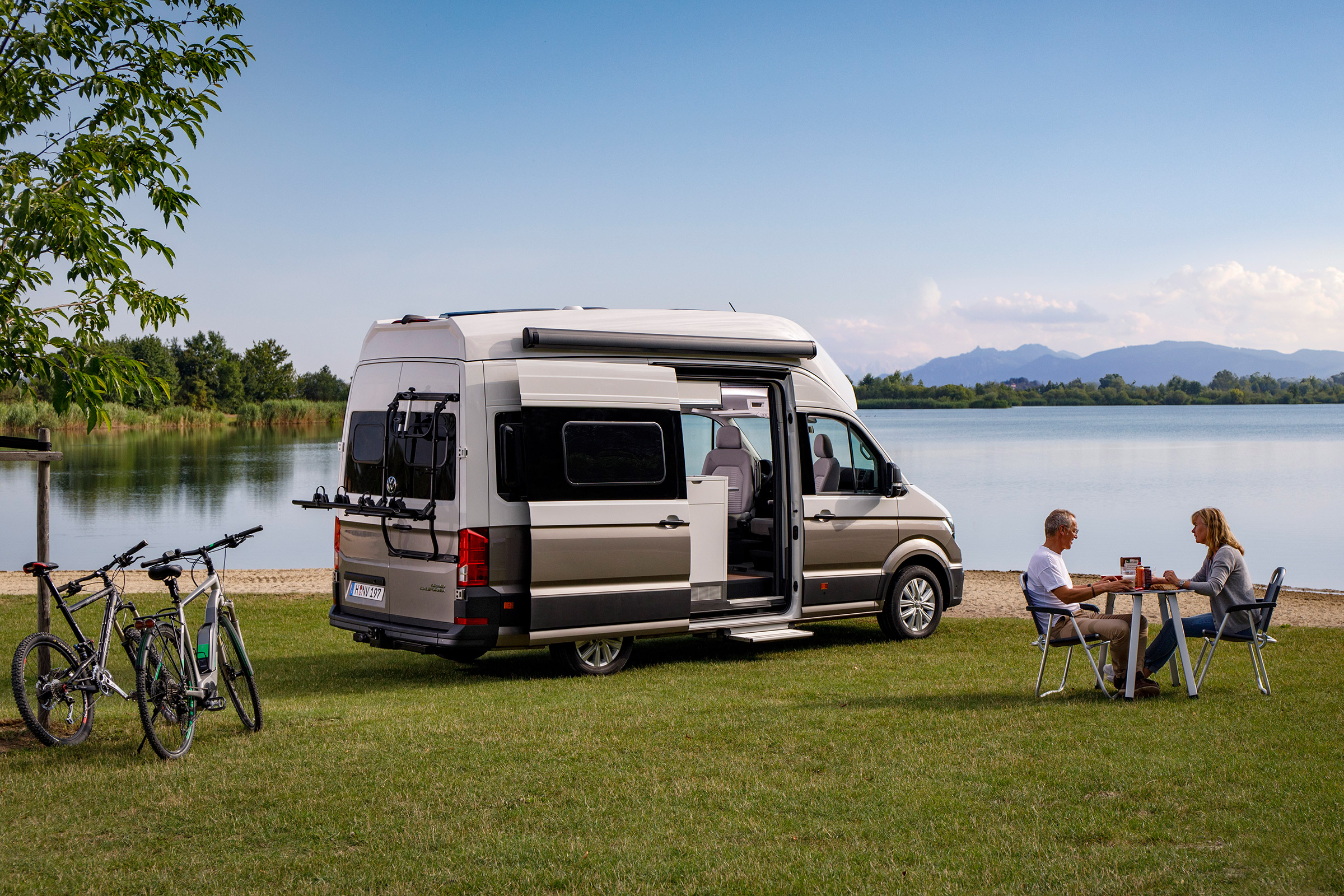 Volkswagen Grand California - side