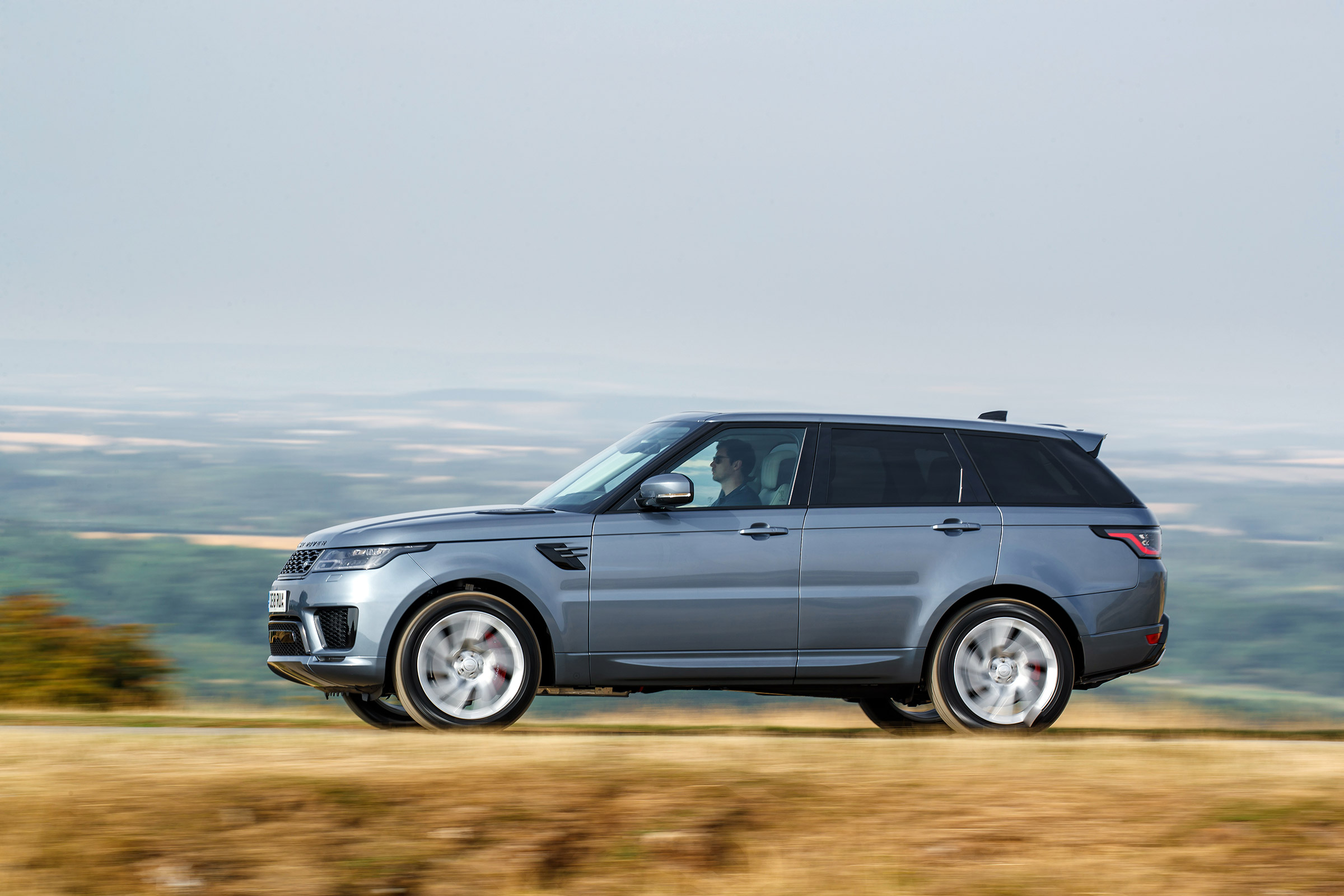 Range Rover Sport P400e - side action