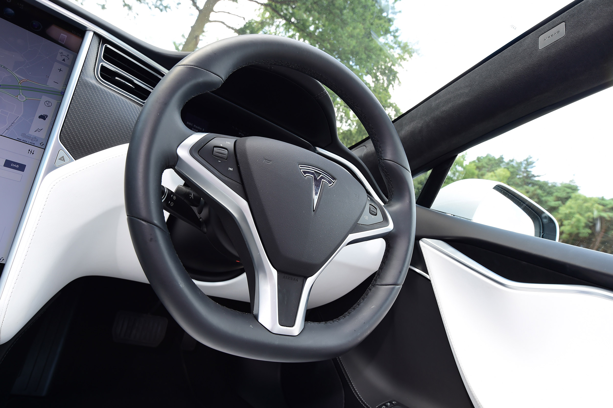 Tesla Model S 75D - steering wheel