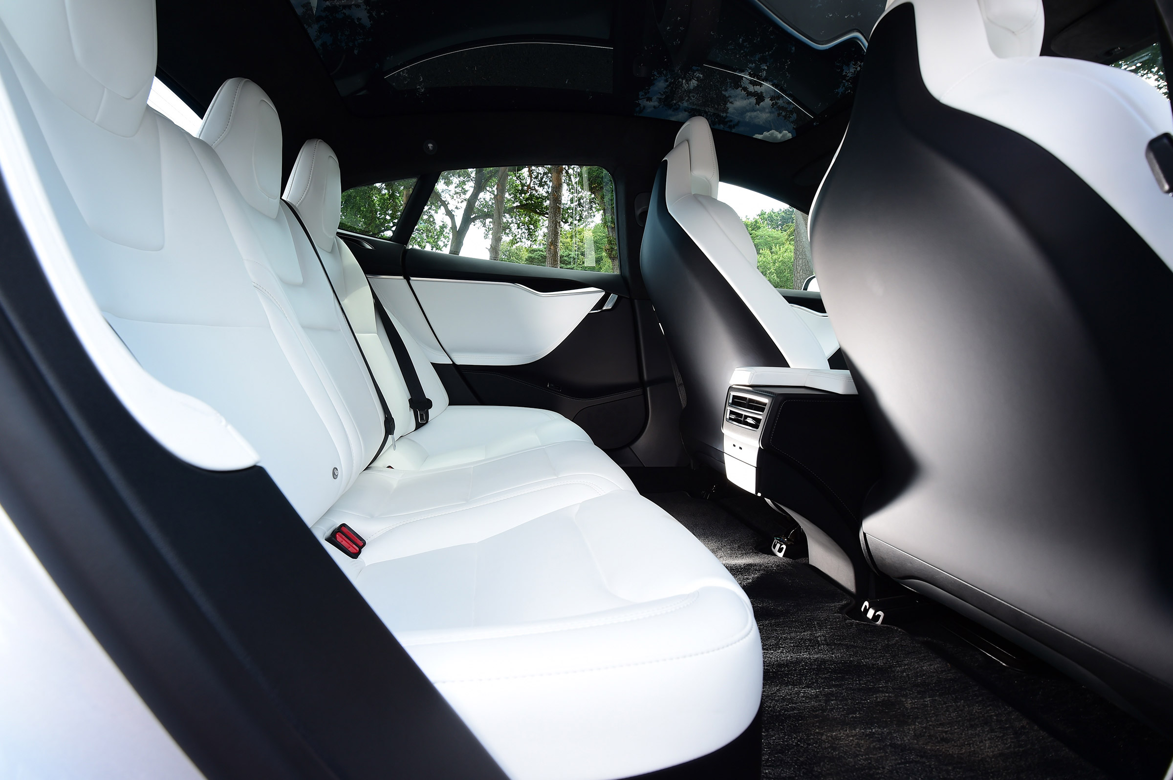 Tesla Model S 75D - rear seats