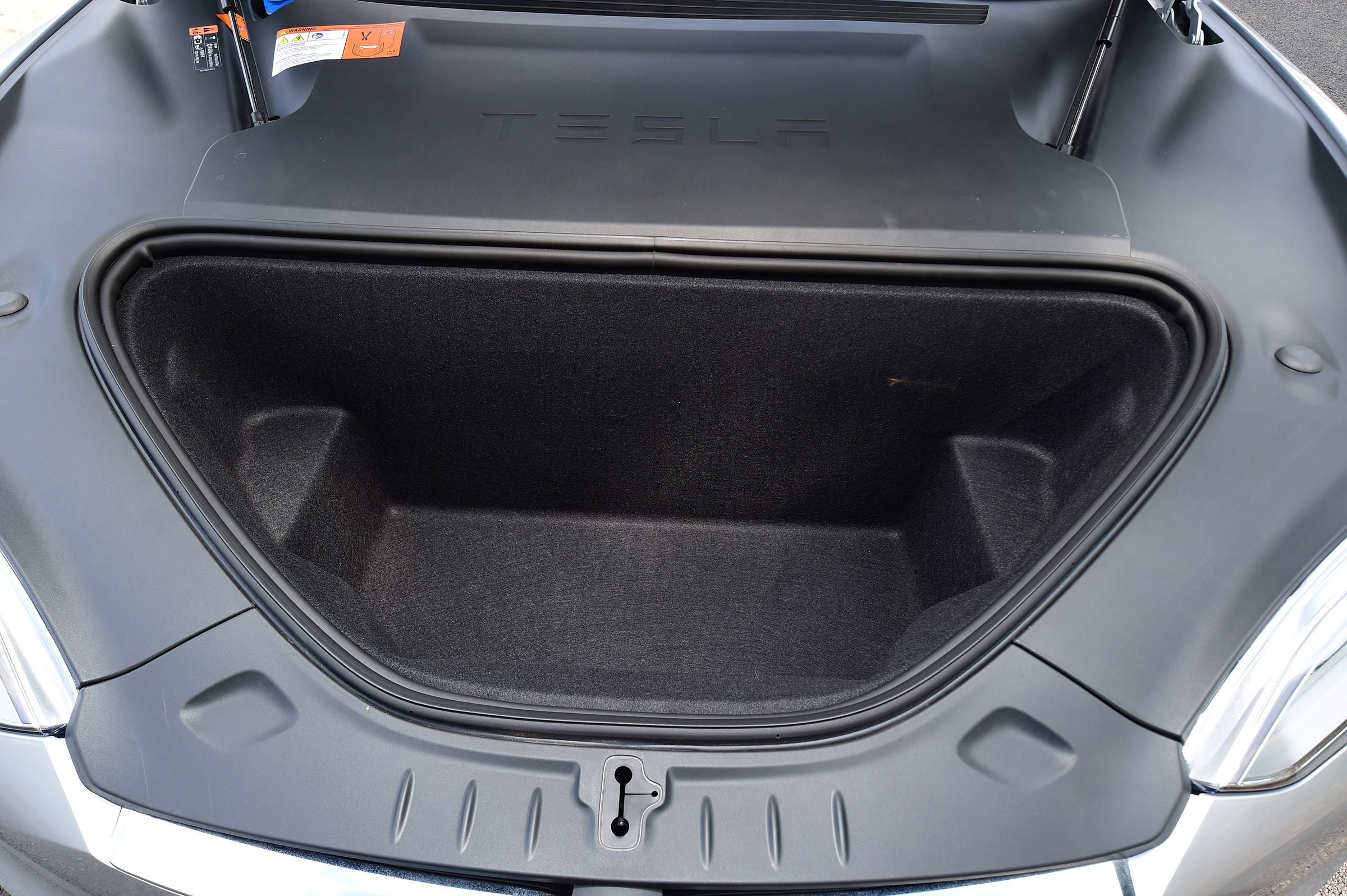 Tesla Model S 75D - front boot