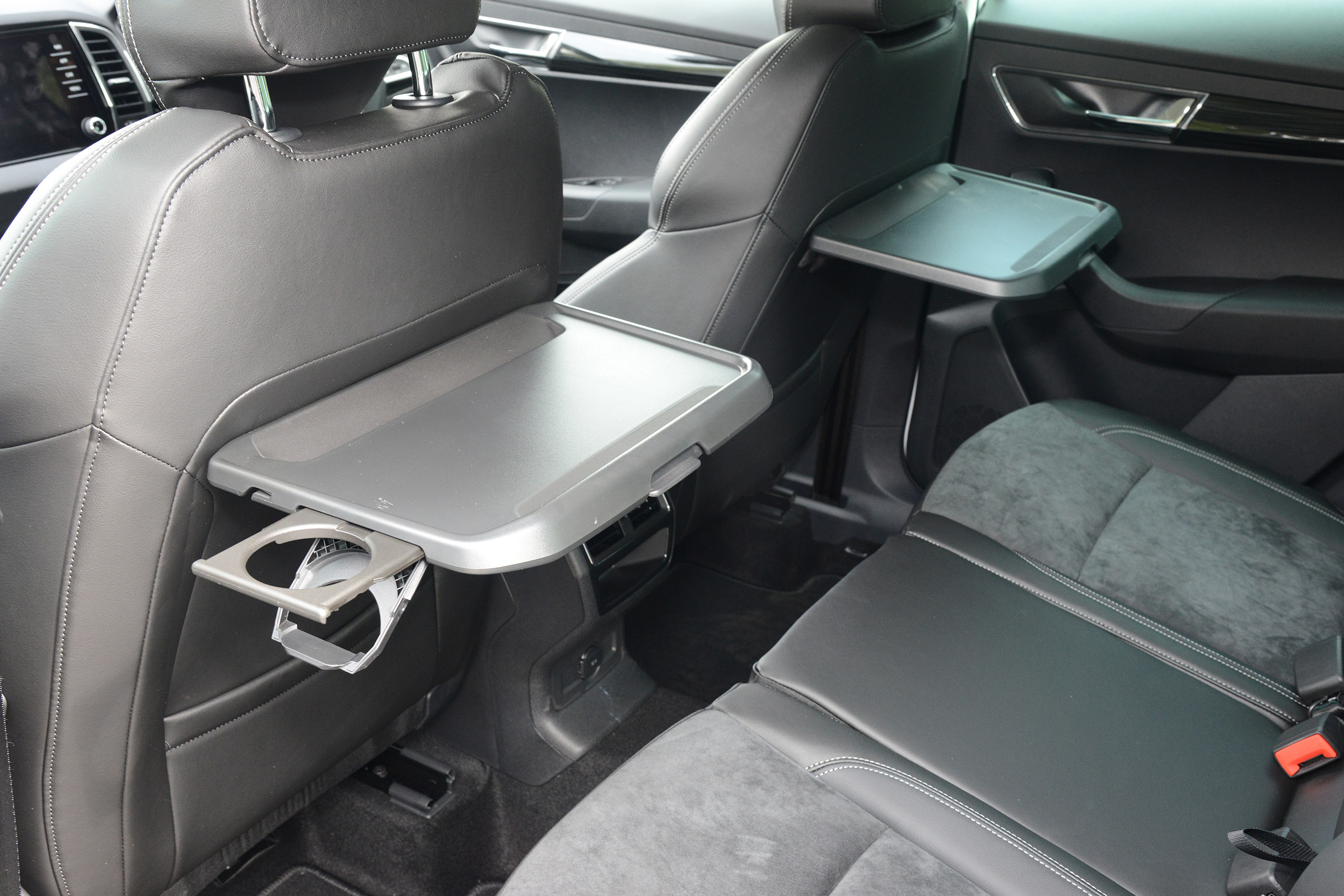 Skoda Karoq - tray tables