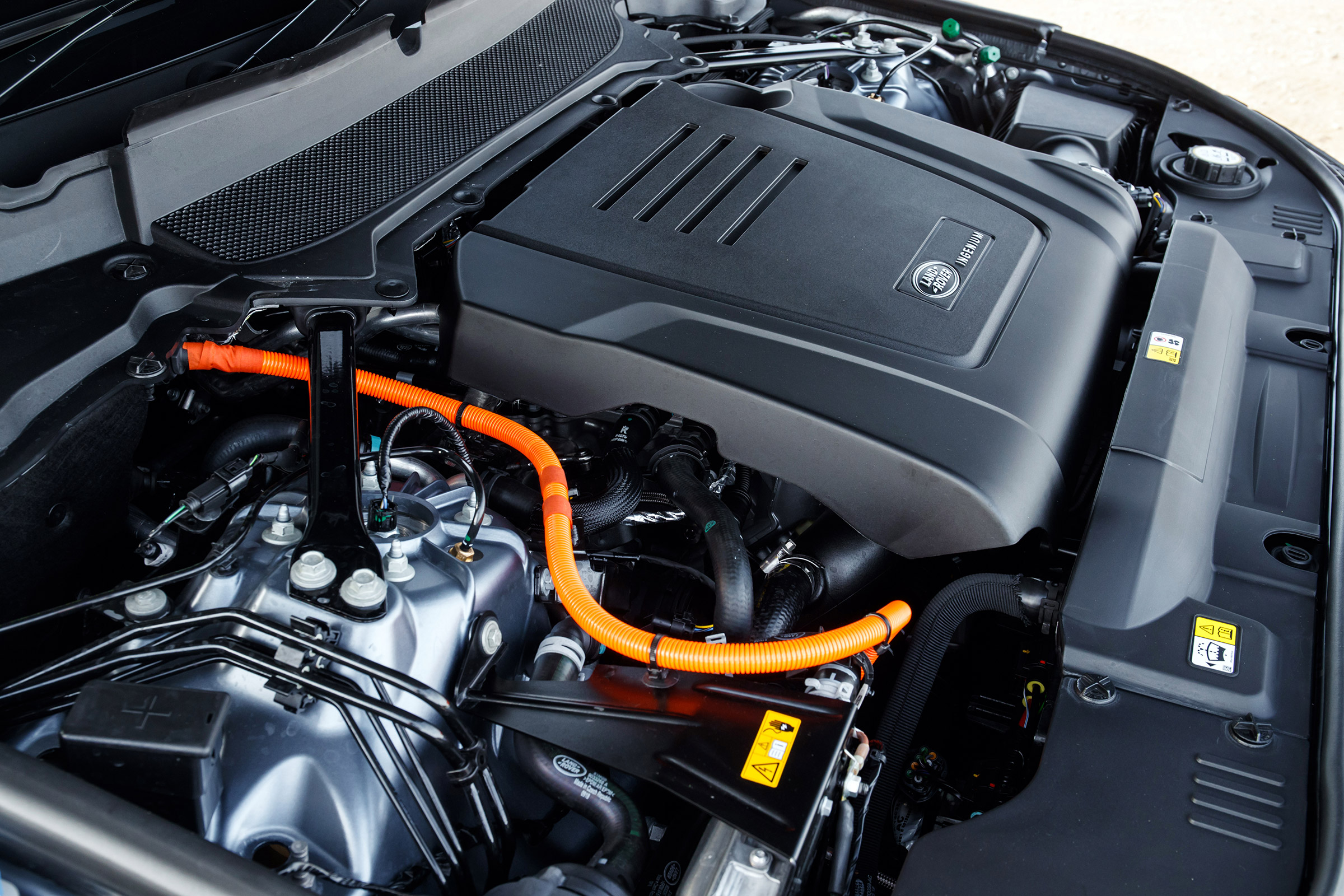 Range Rover Sport P400e - engine