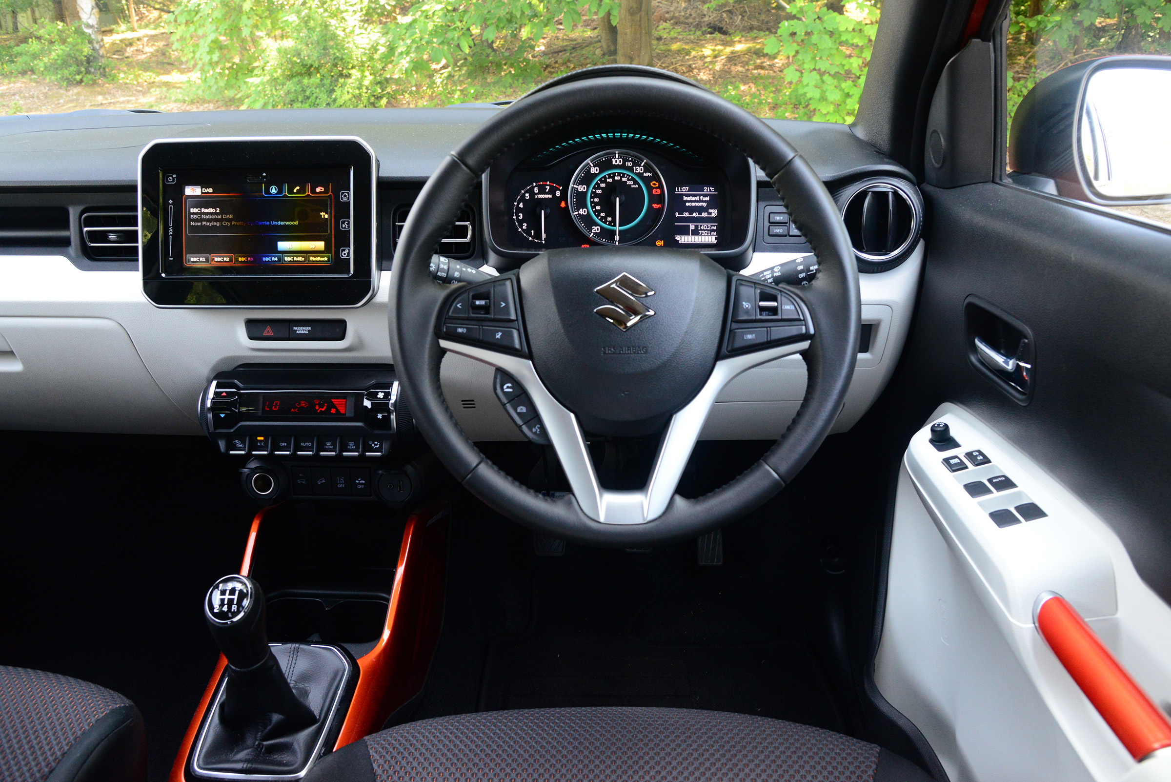 Suzuki Ignis - front cabin