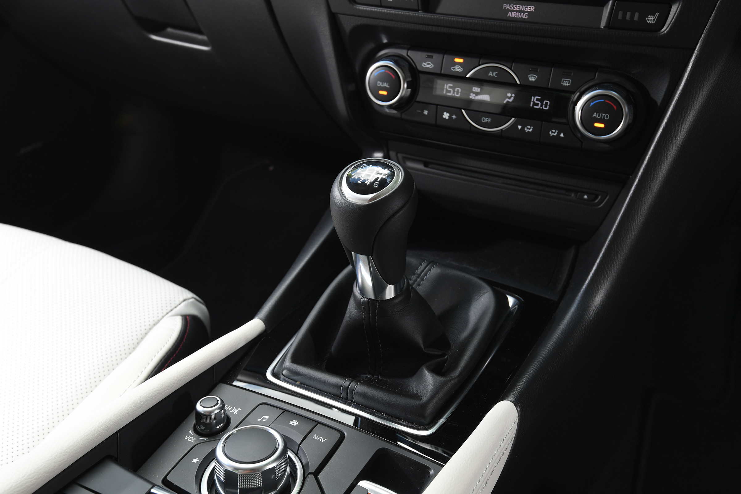 Mazda 3 Fastback - gear lever