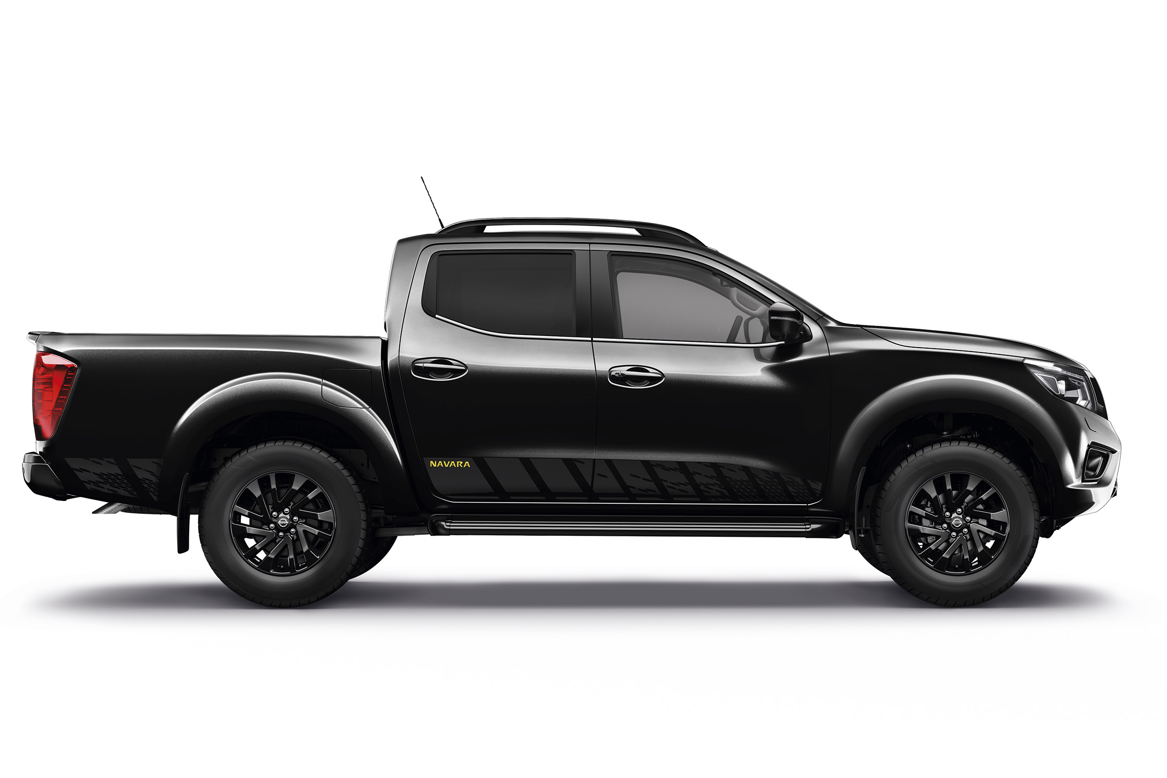 Nissan Navara N-Guard - black side