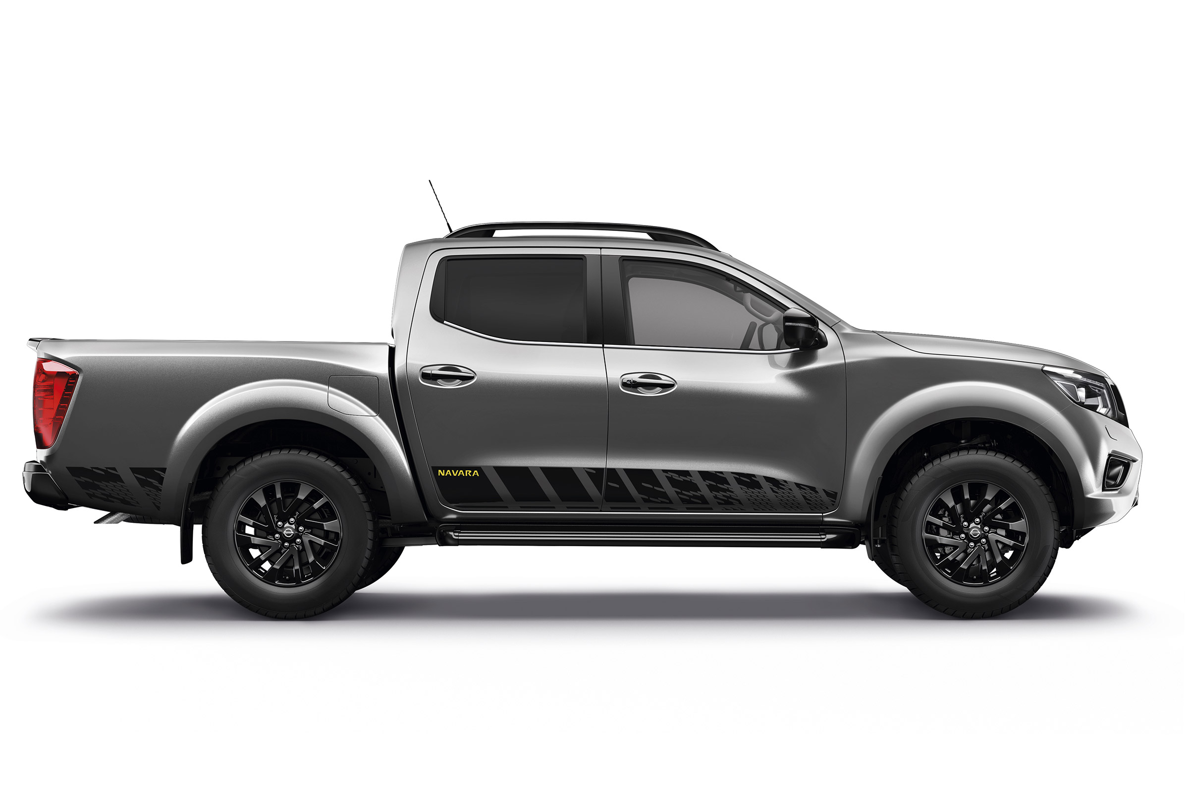 Nissan Navara N-Guard - grey side