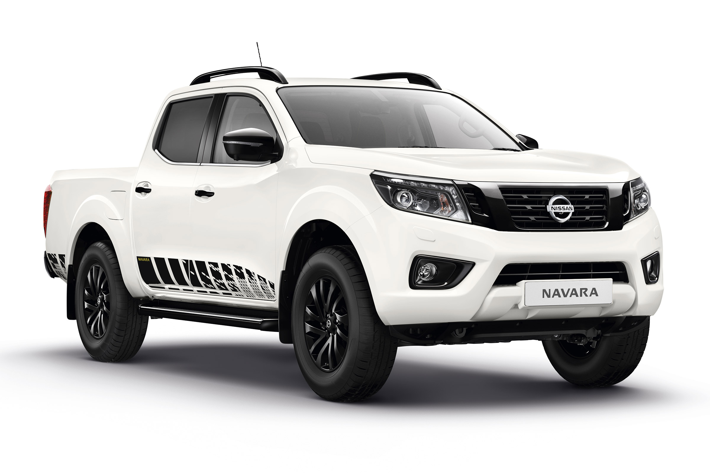 Nissan Navara N-Guard - white front