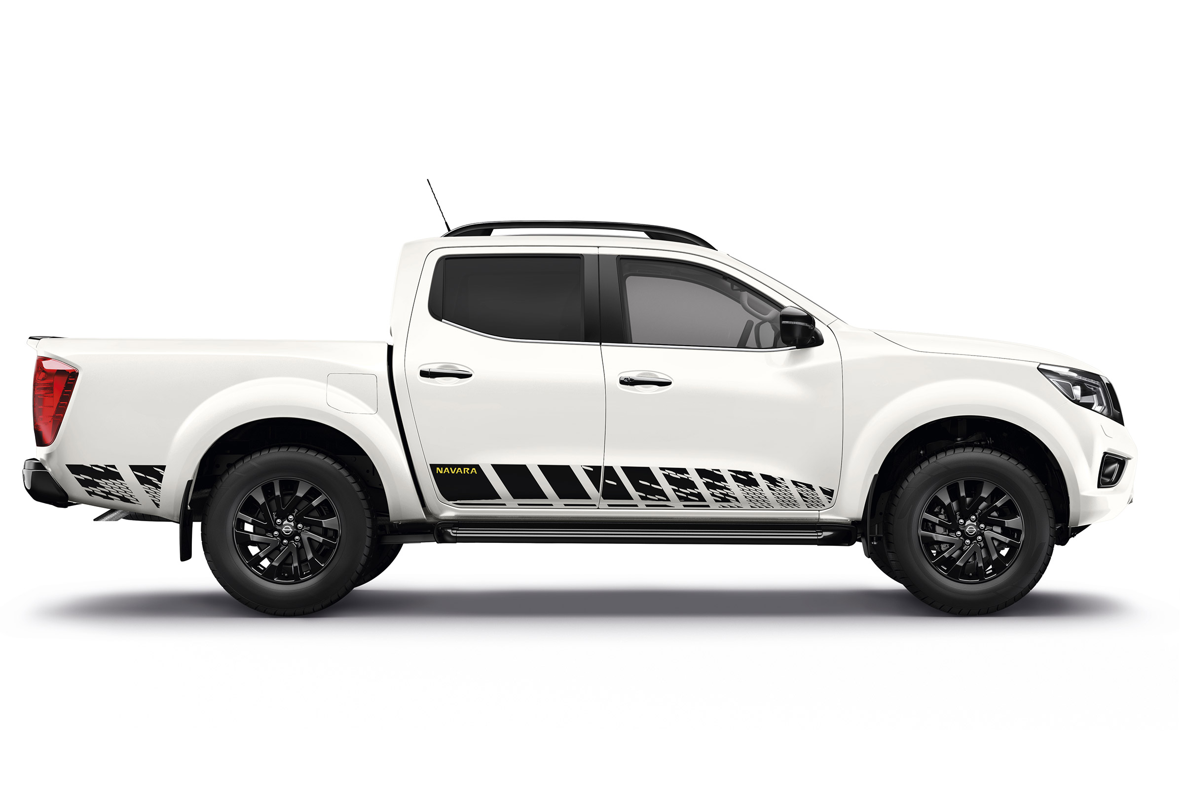 Nissan Navara N-Guard - white side