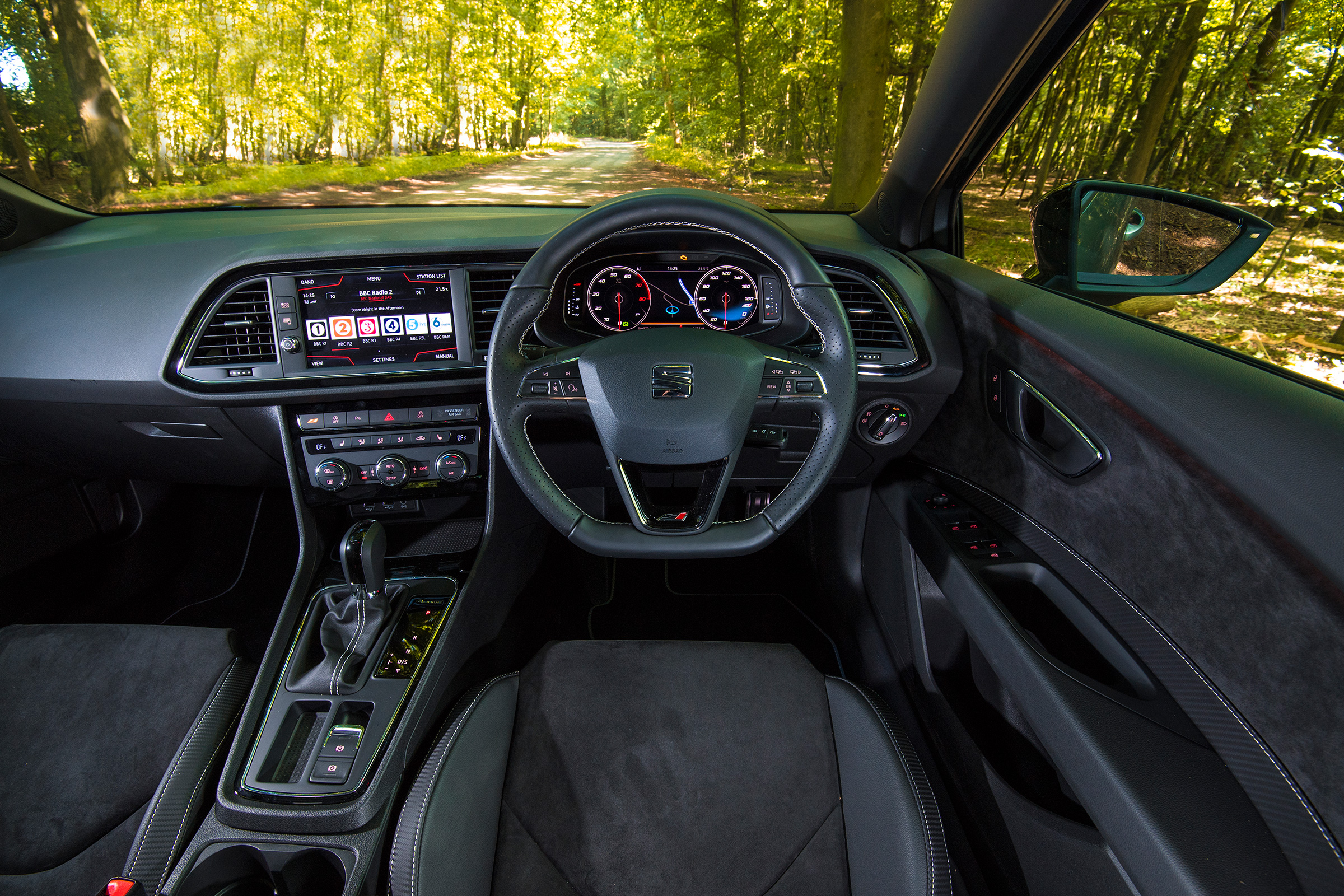 SEAT Leon ST Cupra 300 Carbon Edition - steering wheel