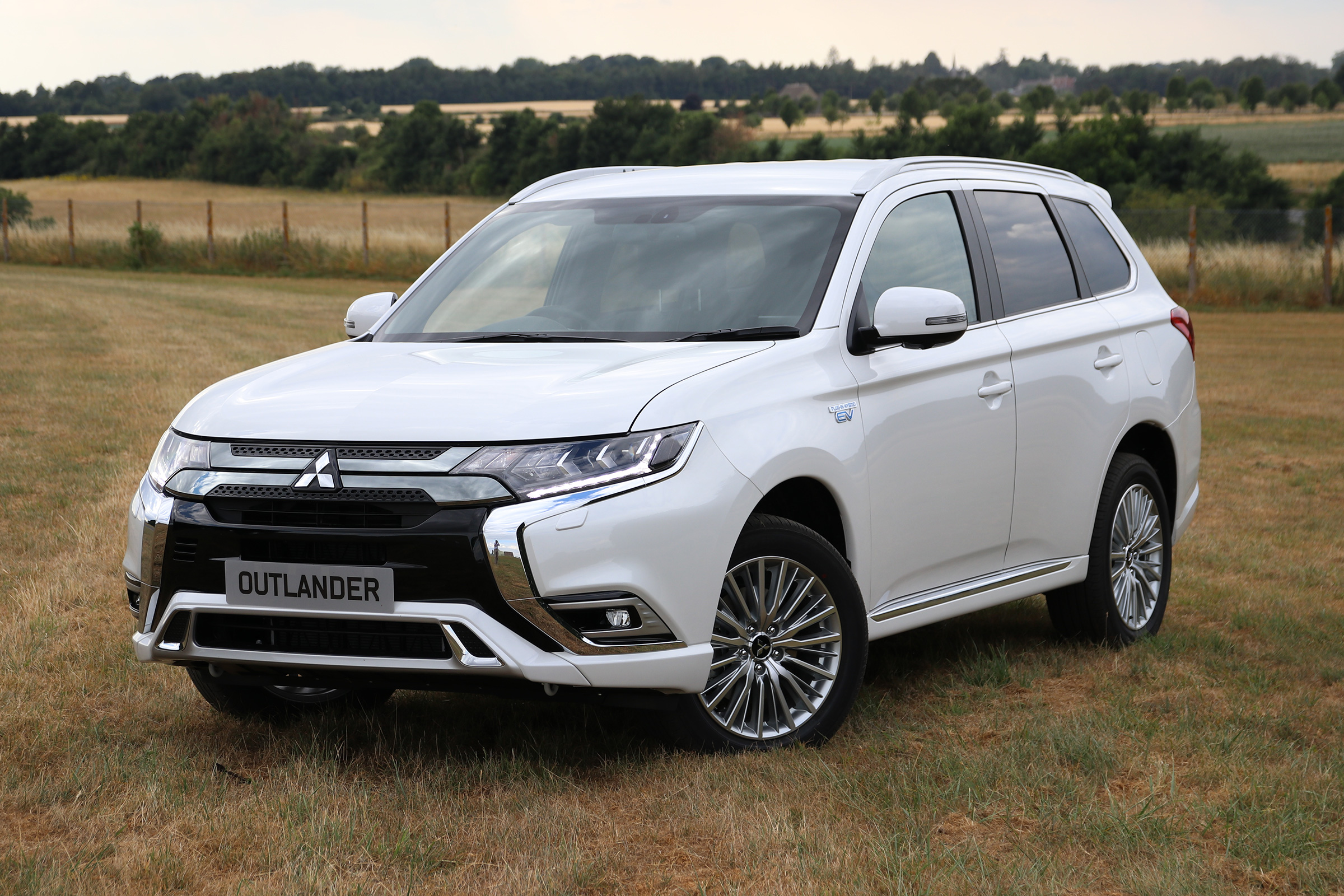 Mitsubishi Outlander PHEV - front