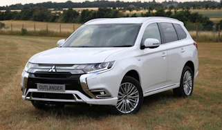 Mitsubishi Outlander PHEV - front