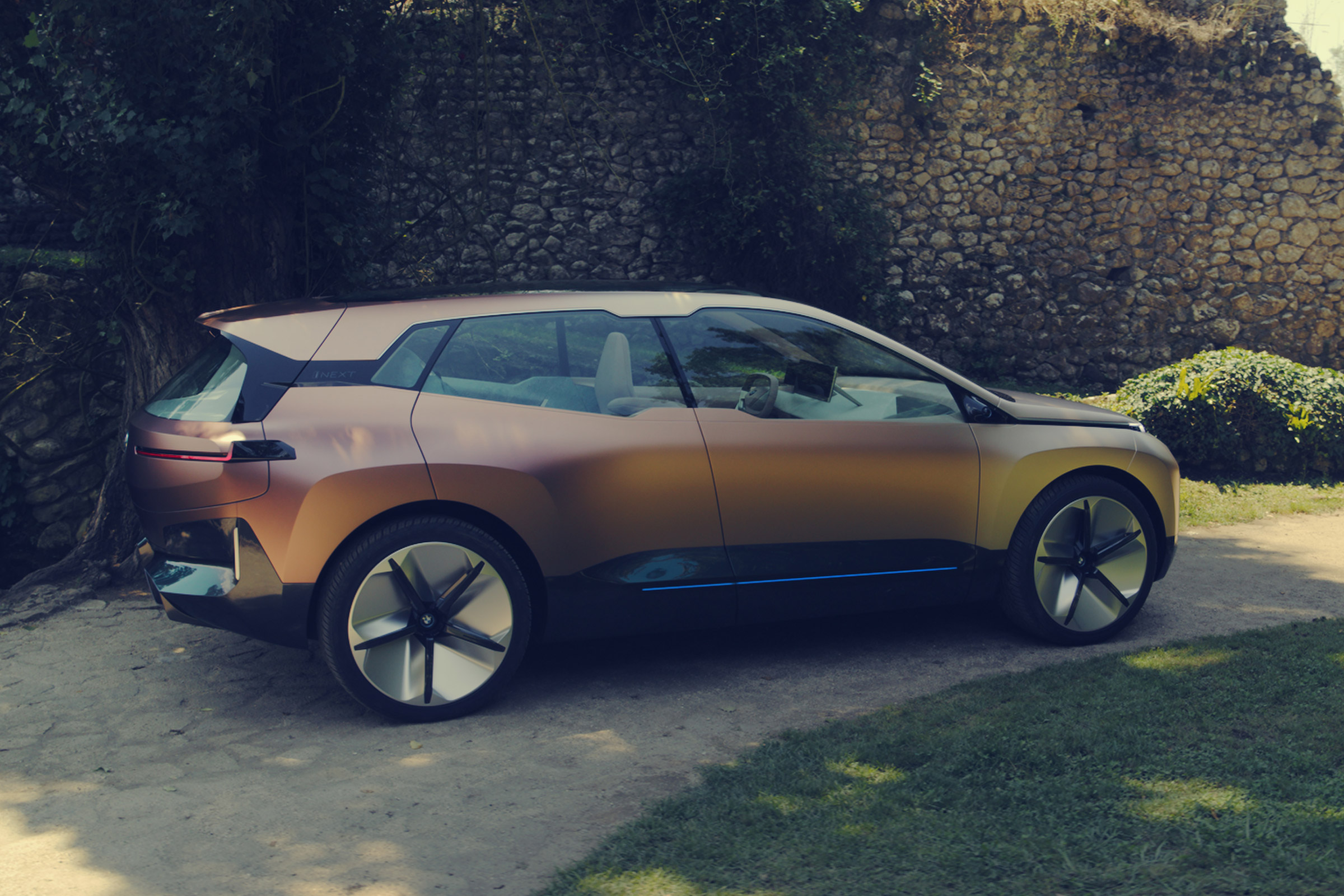 BMW Vision iNEXT concept - side action