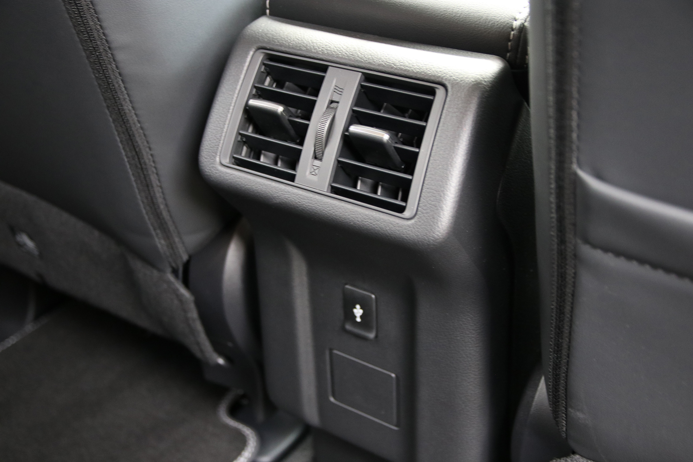 New 2019 Mitsubishi Outlander PHEV rear air vents