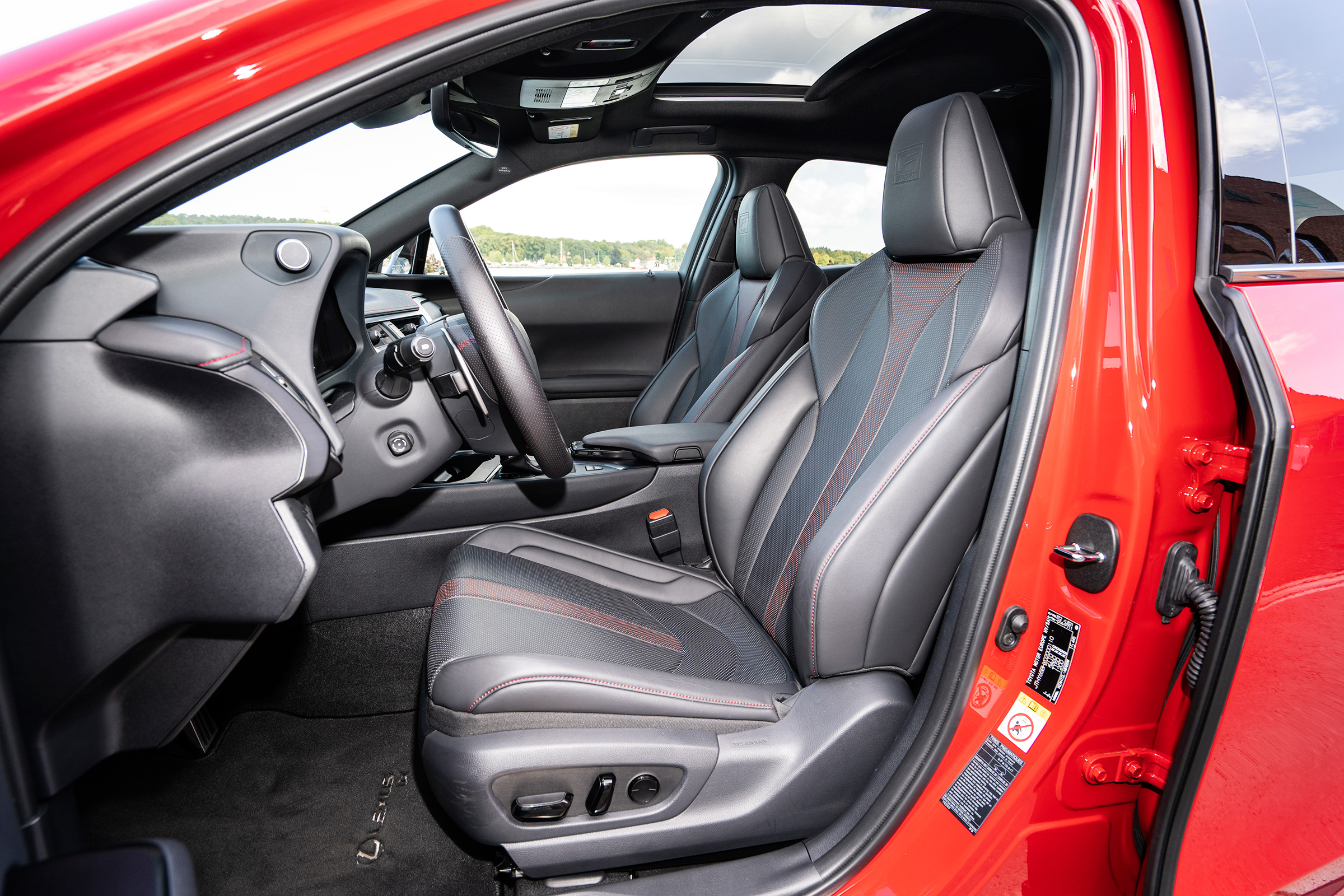 Lexus UX - front seats