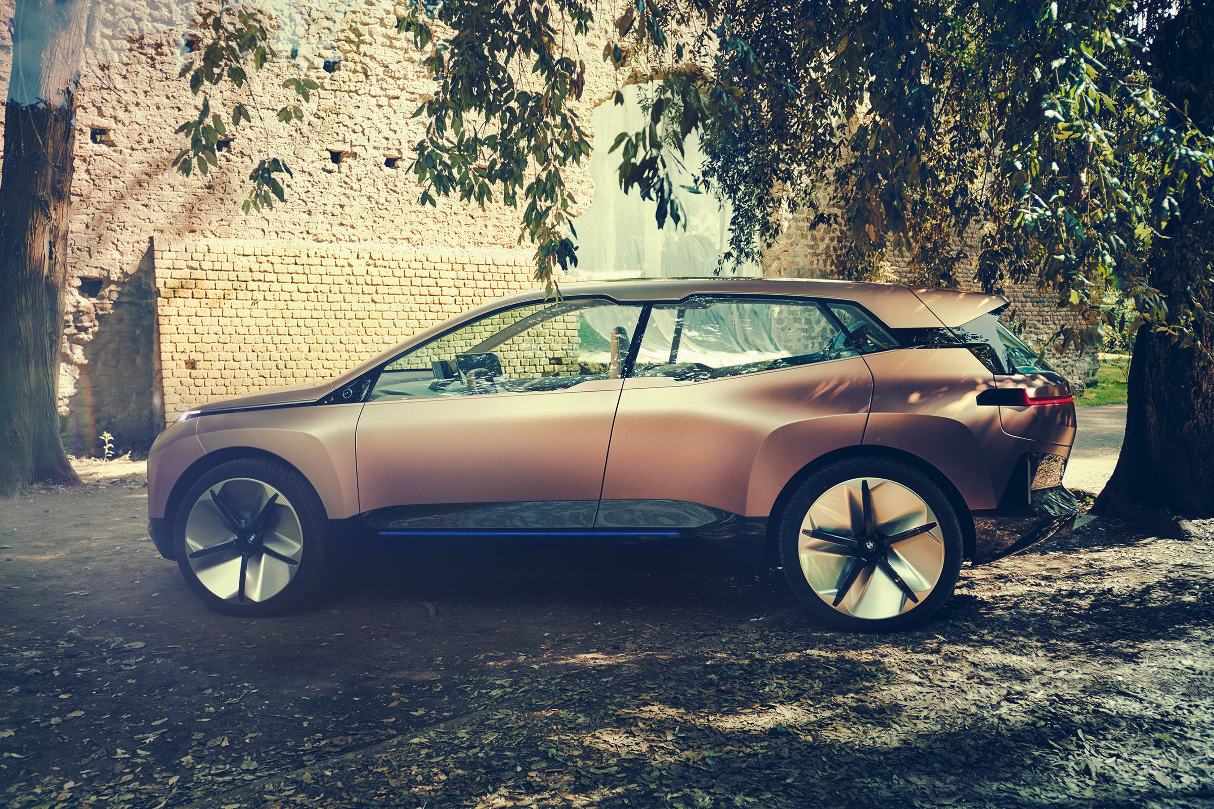 BMW Vision iNEXT concept - side
