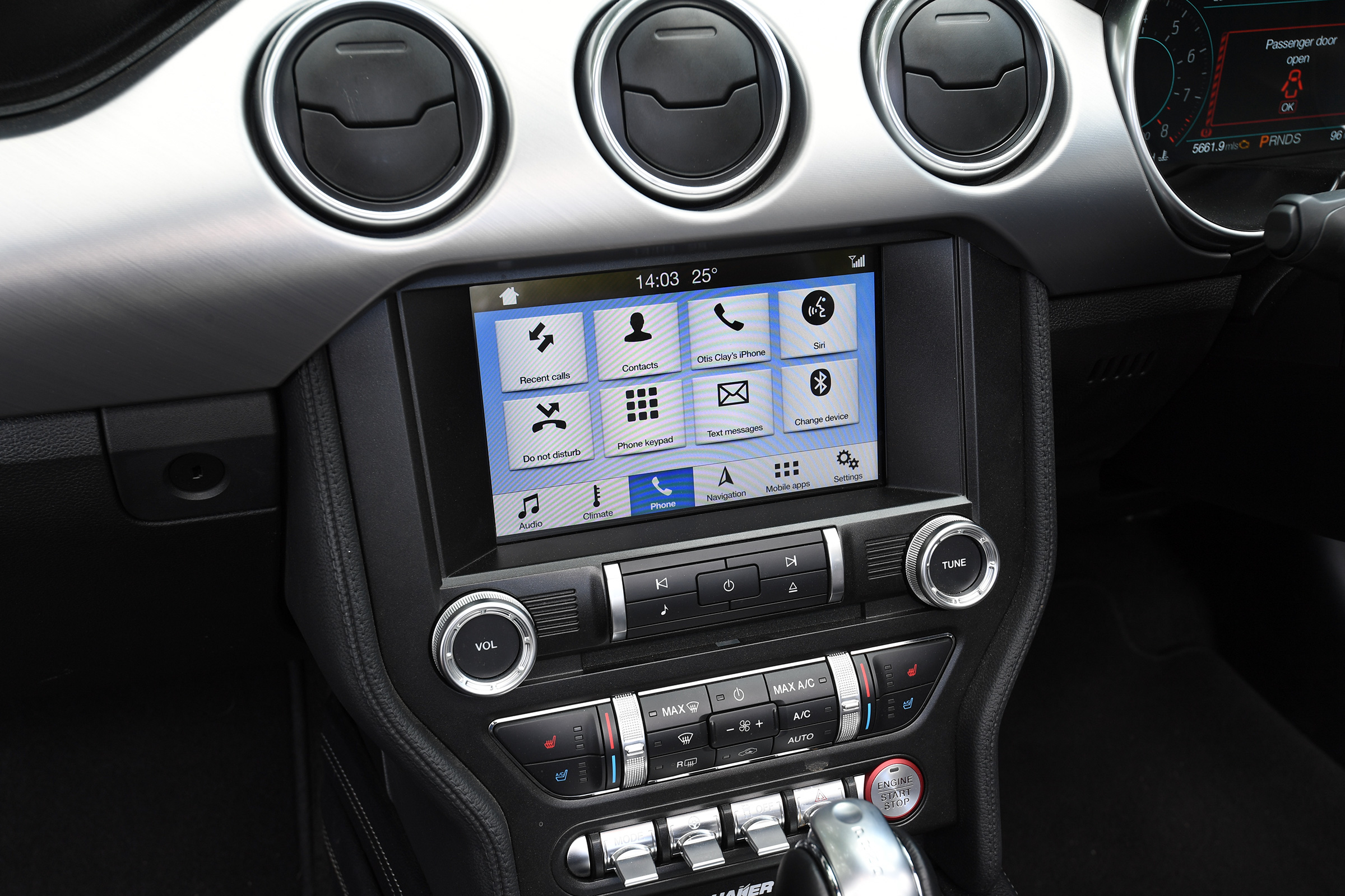 Ford Mustang Convertible - infotainment