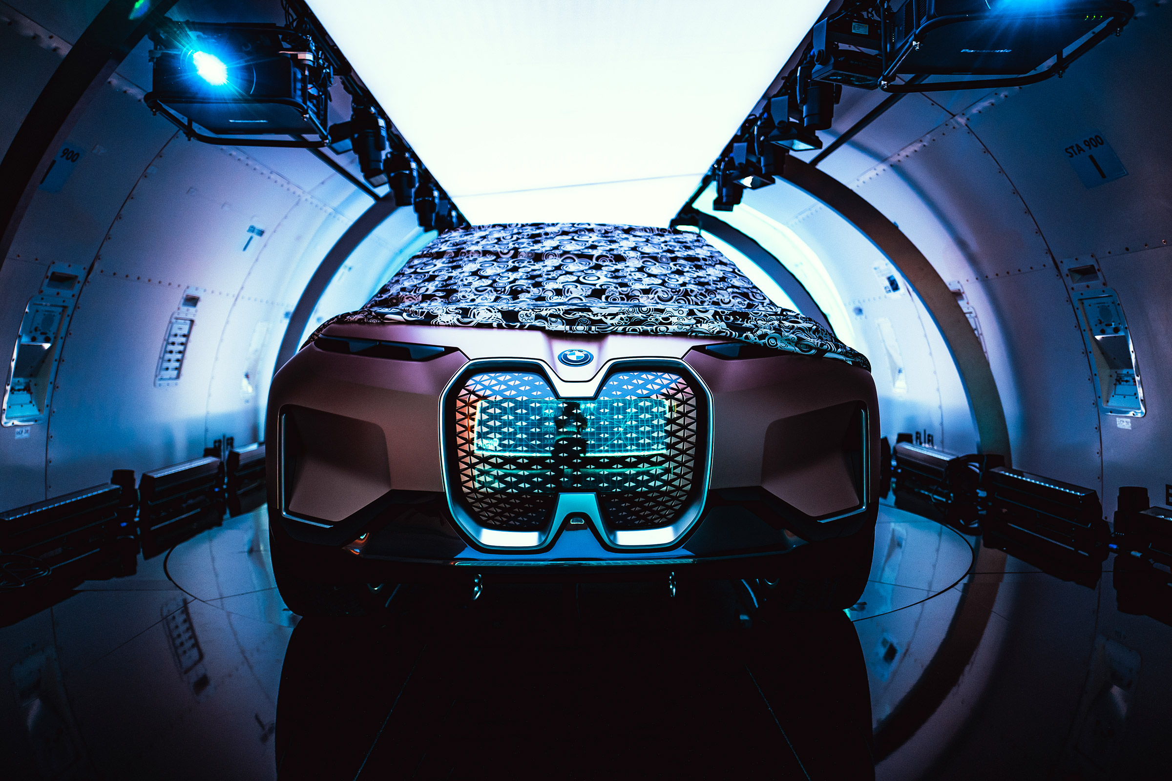 BMW Vision iNEXT concept - plane full front