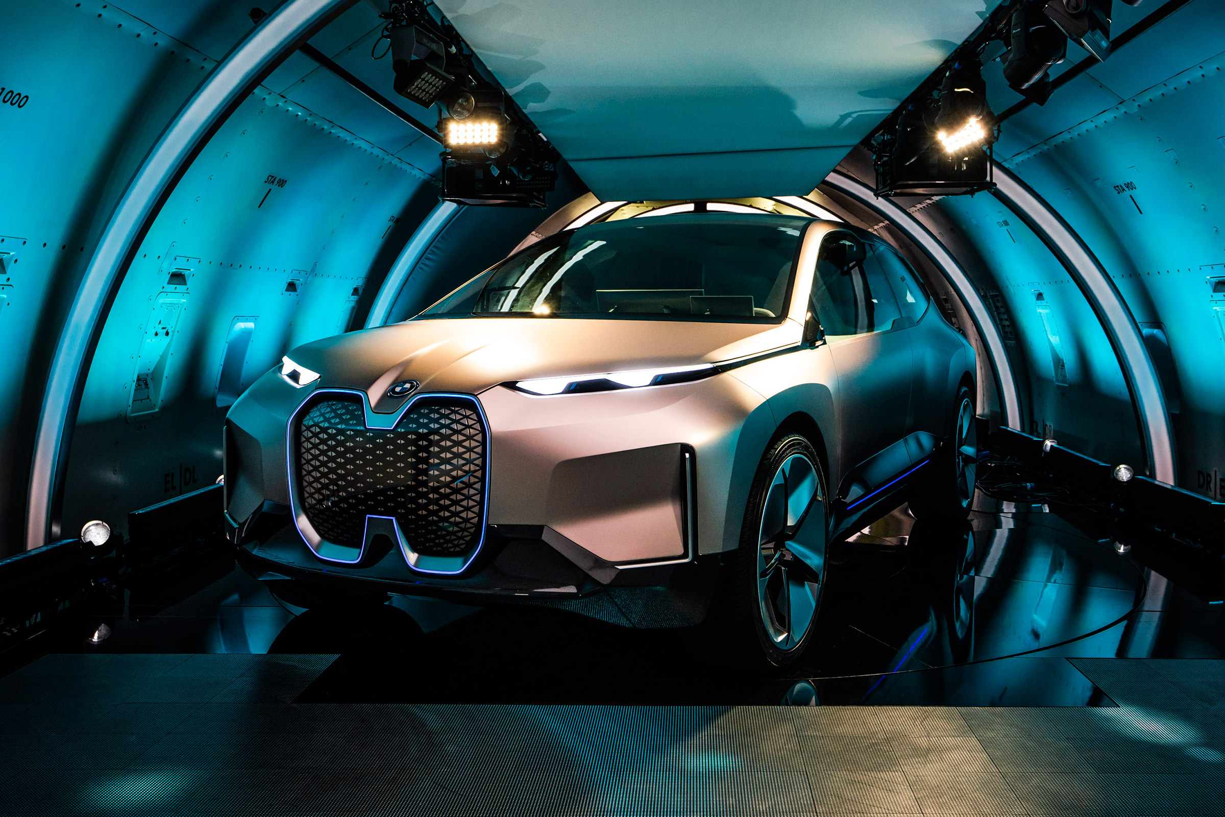 BMW Vision iNEXT concept - plane front