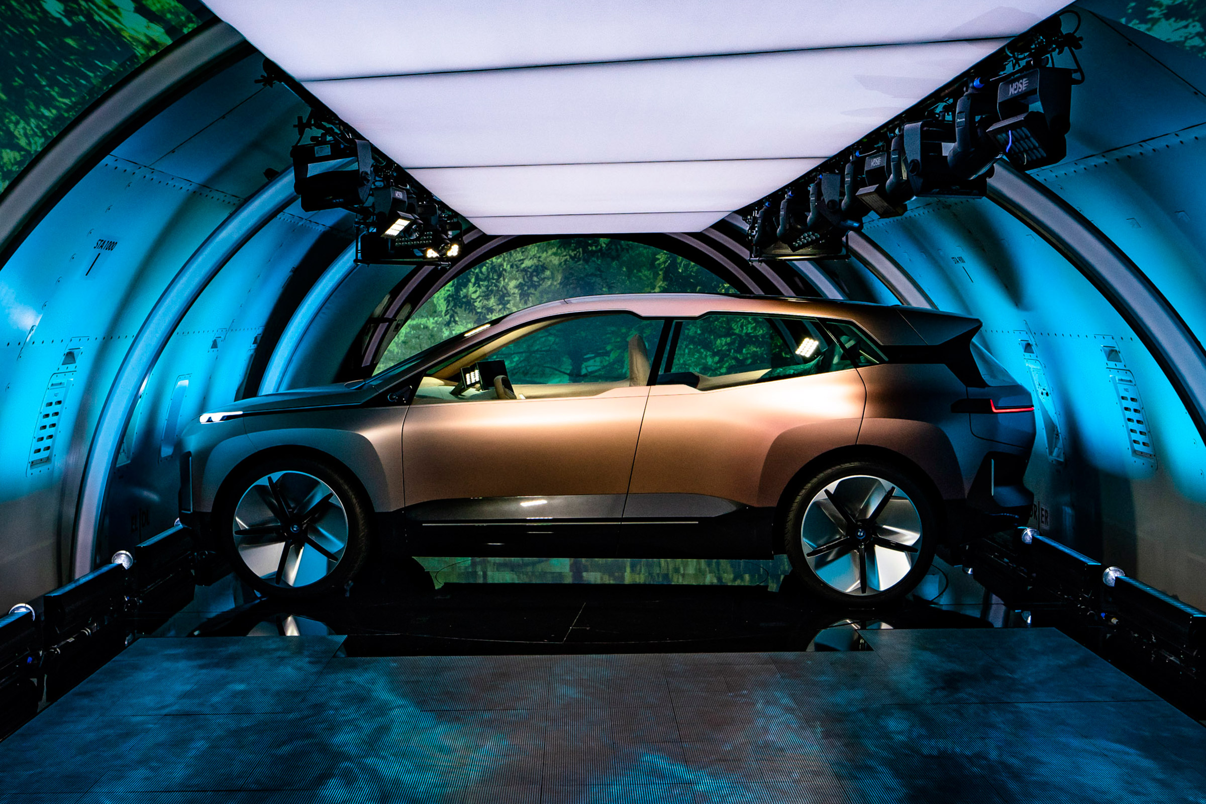 BMW Vision iNEXT concept - plane side