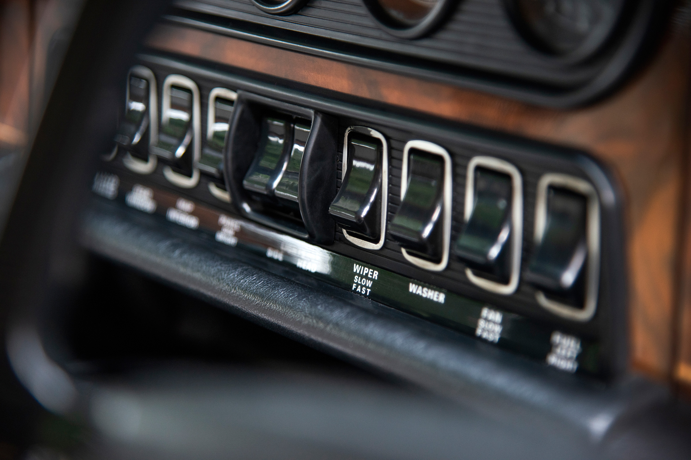 Jaguar XJ6 S1 many switches