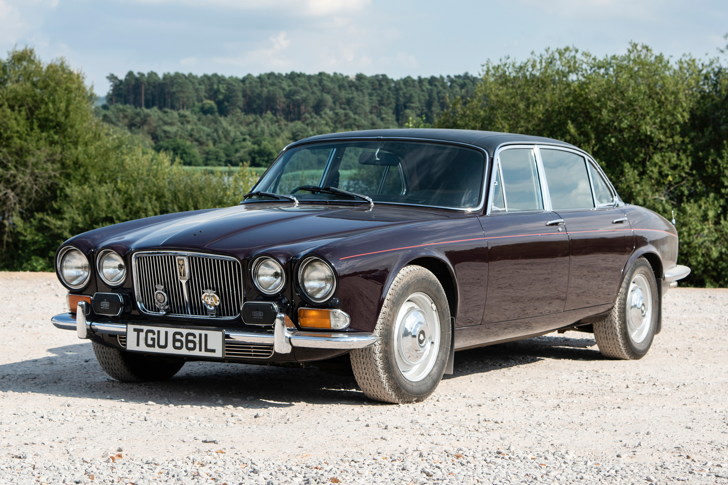 Jaguar XJ12 S1 Vanden Plas front quarter