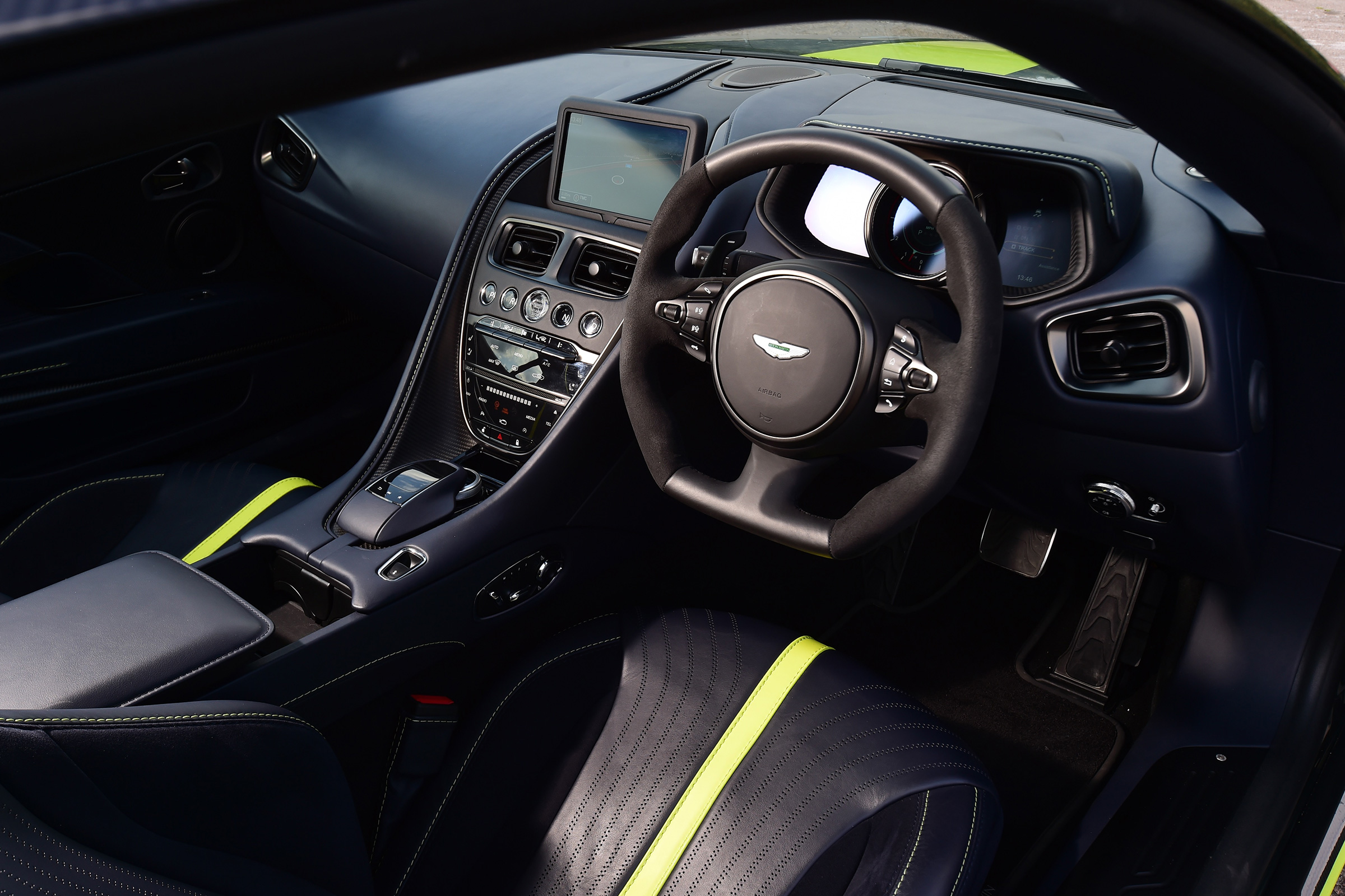 Aston Martin DB11 AMR - interior