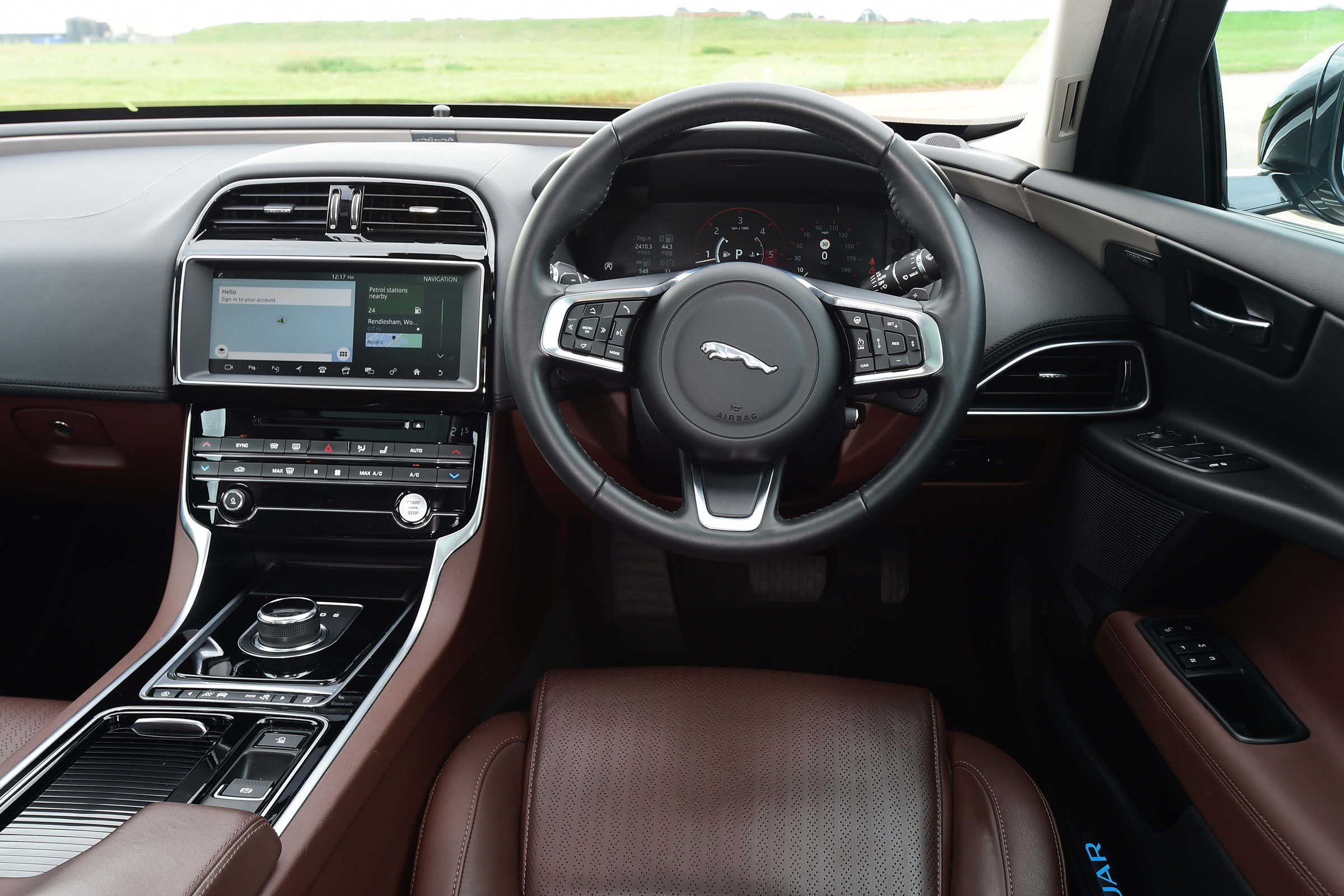 Jaguar XE - Interior