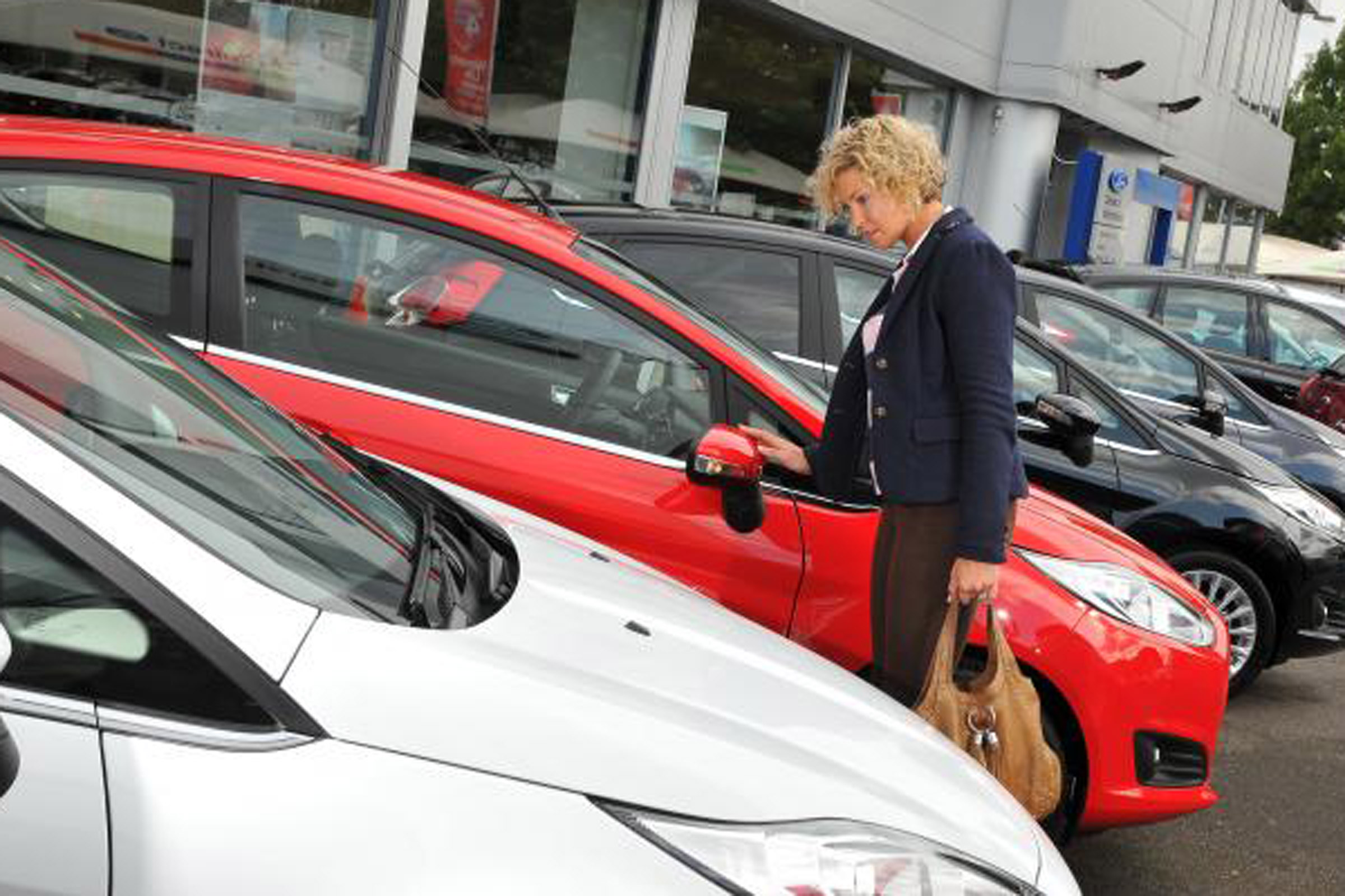 Car dealer forecourt shopping 