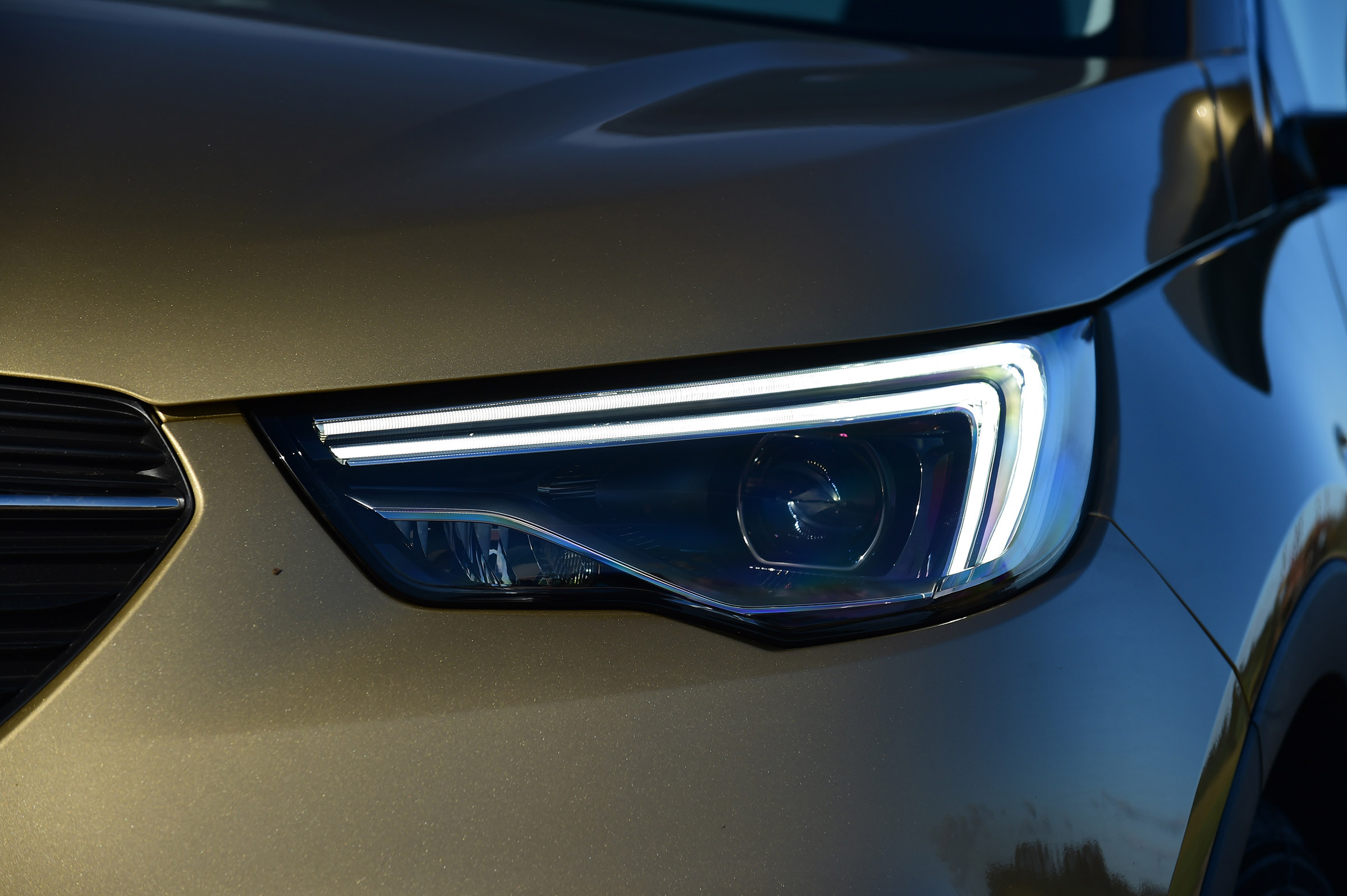 Vauxhall Grandland X - front light