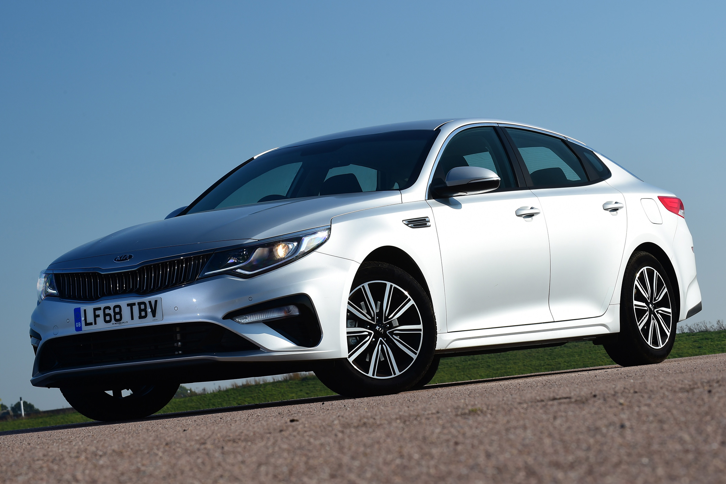 Kia Optima - front static
