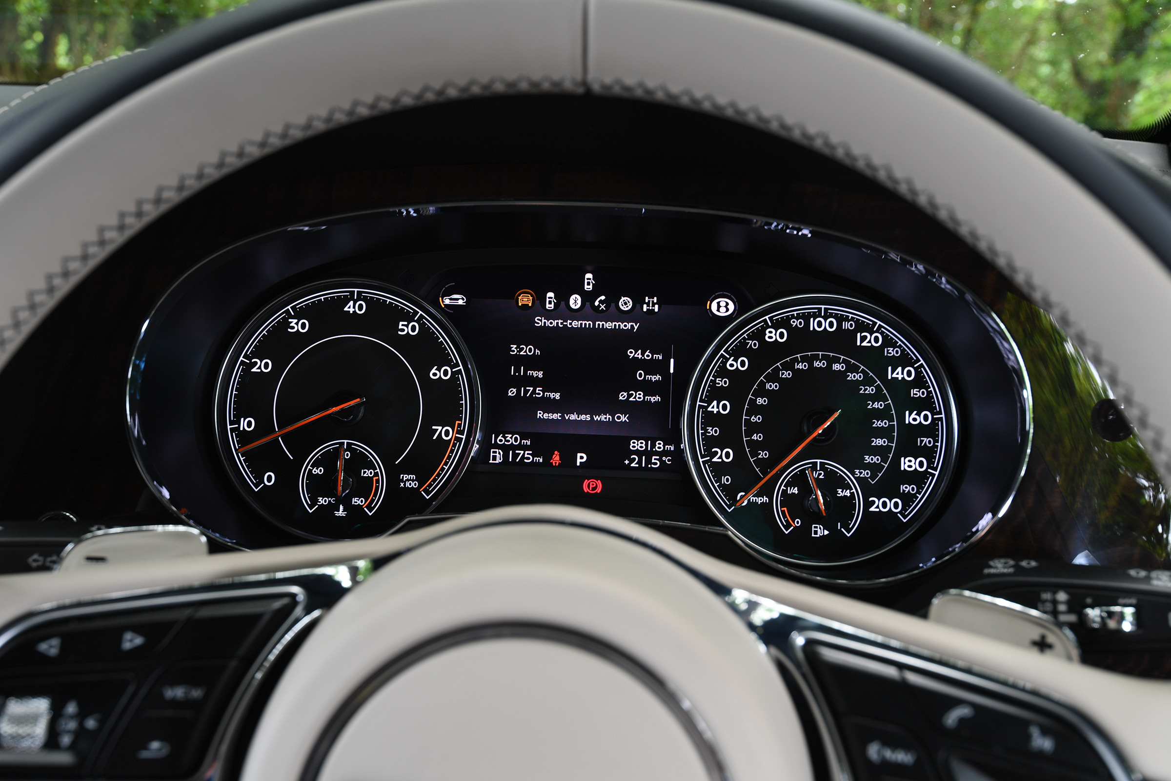 Bentley Bentayga V8 - Instruments 
