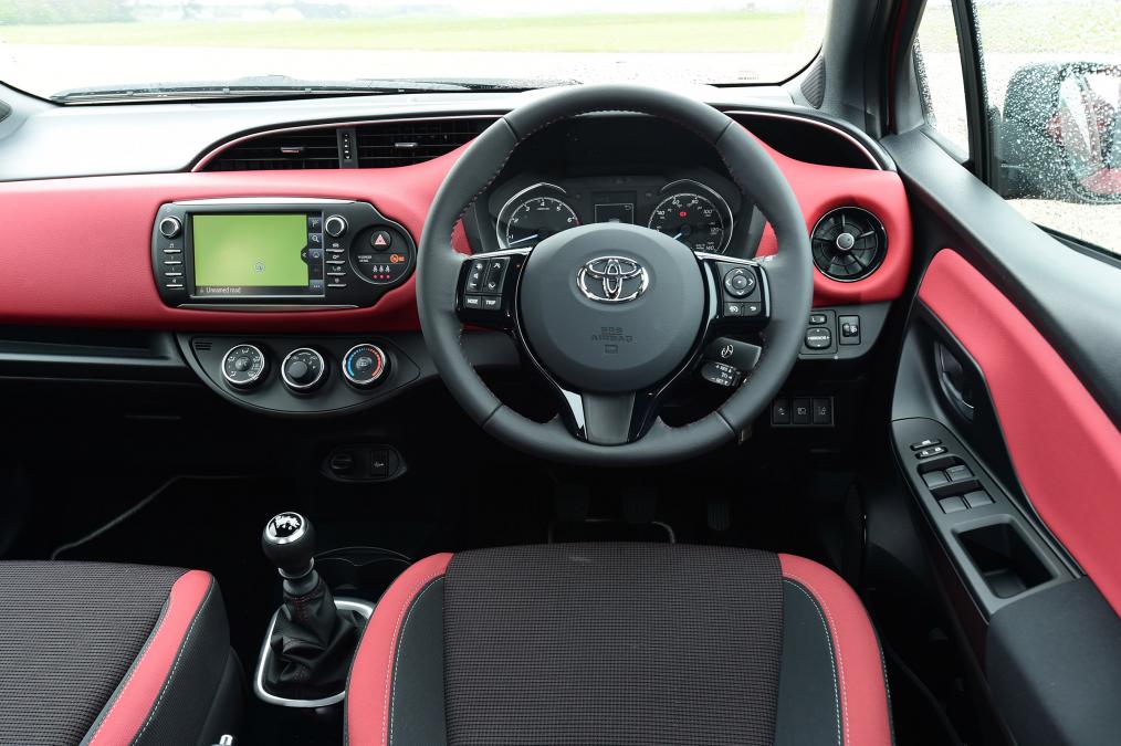 Used Toyota Yaris - dash