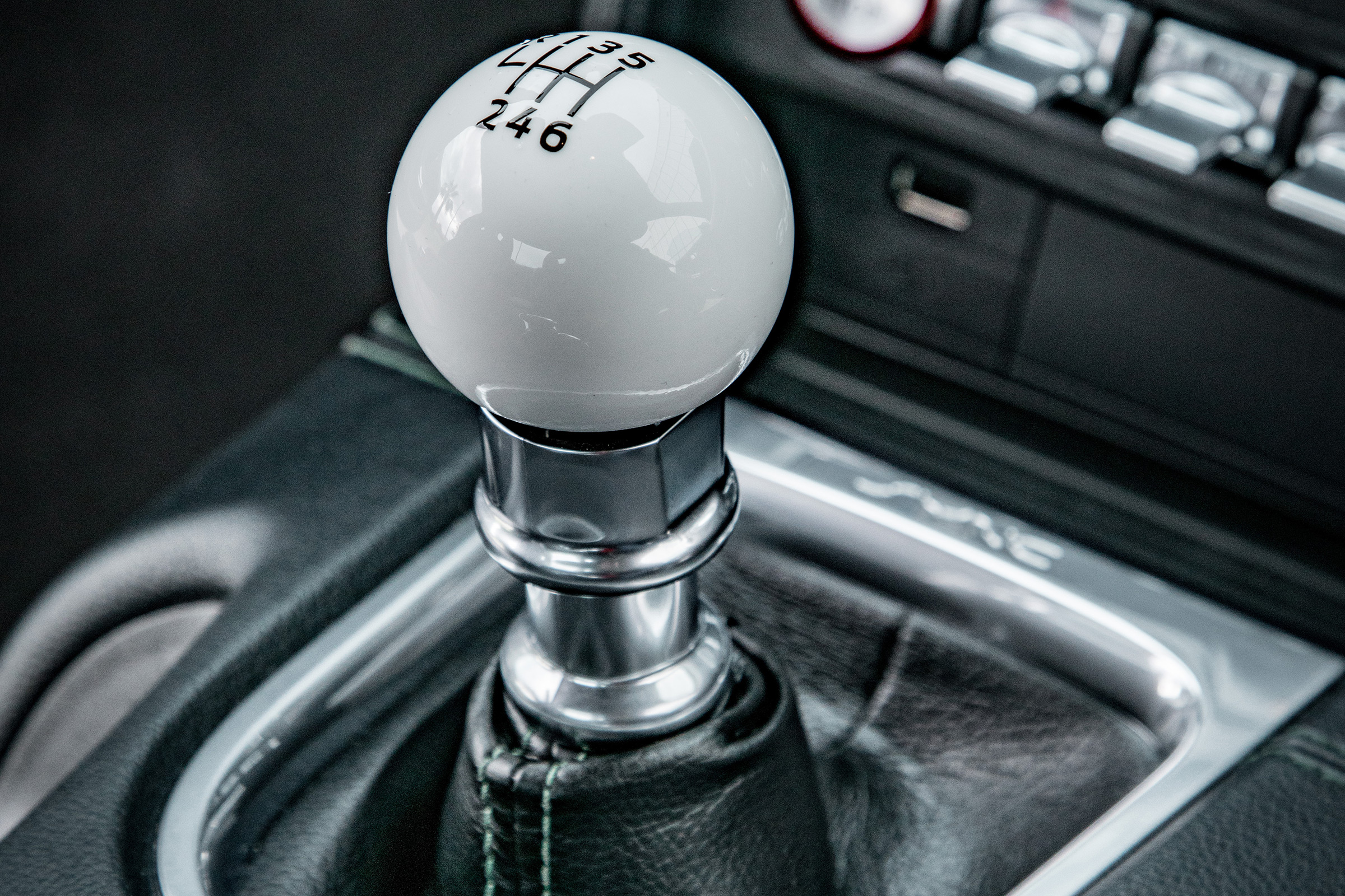 ford mustang bullitt interior detail gearstick 