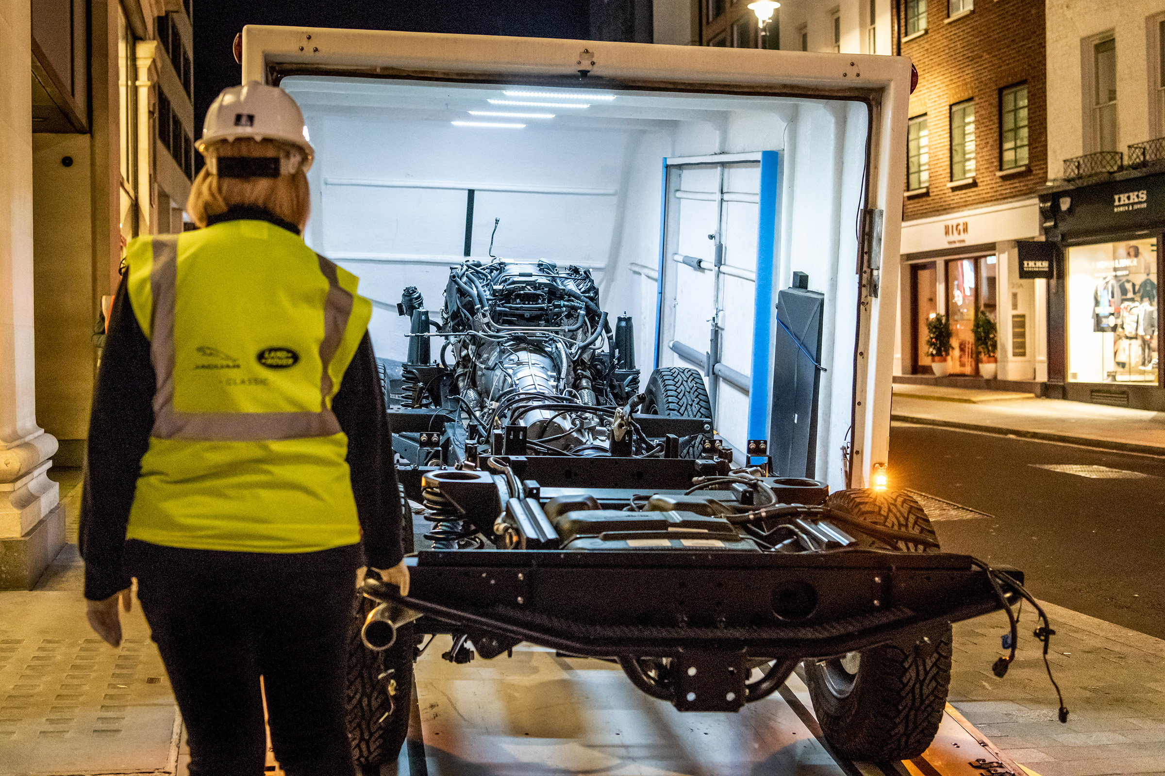 Land Rover Defender Classic Chassis - Unloading