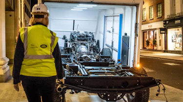 Land Rover Defender Classic Chassis - Unloading