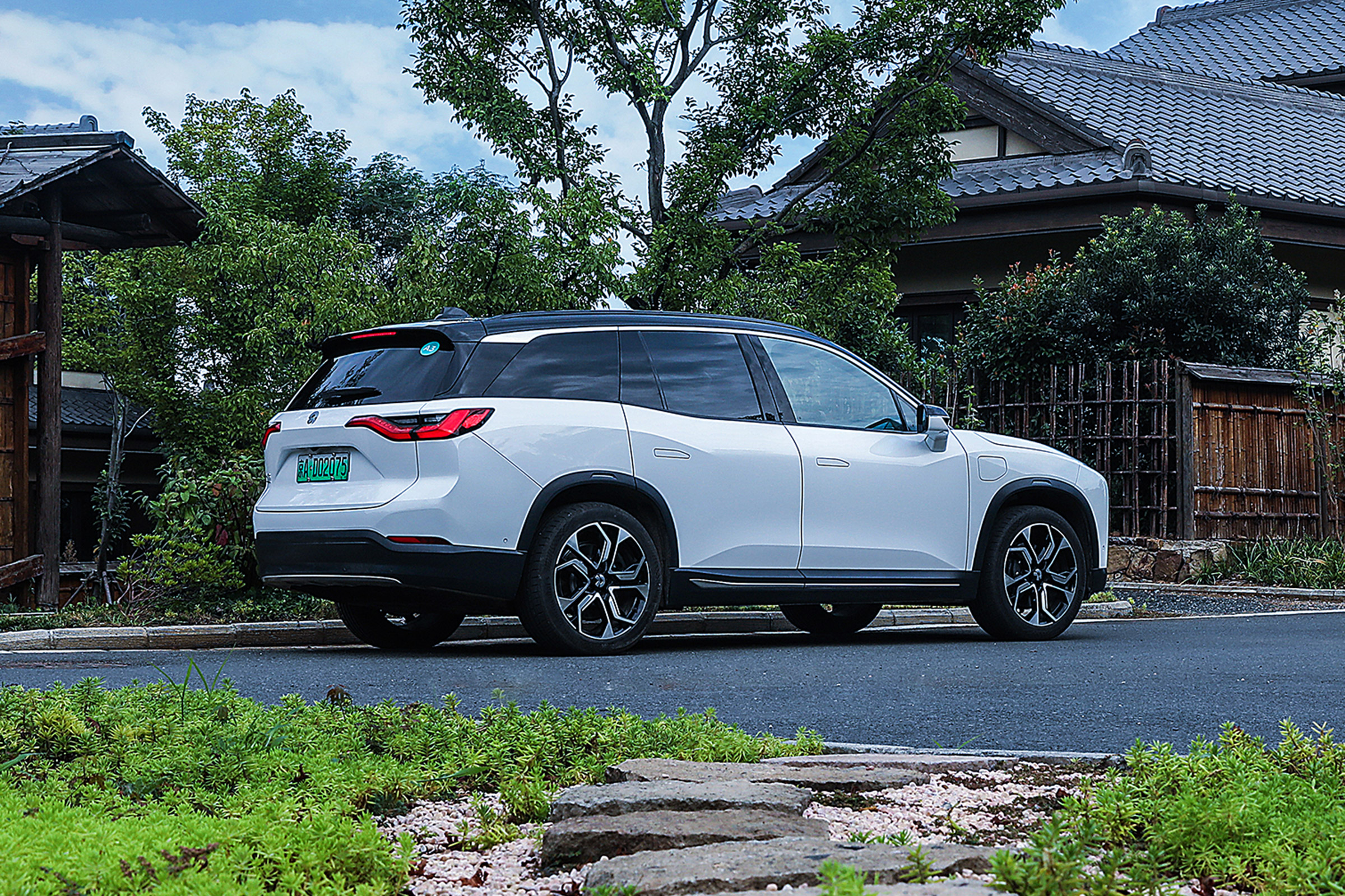Nio ES8 - rear