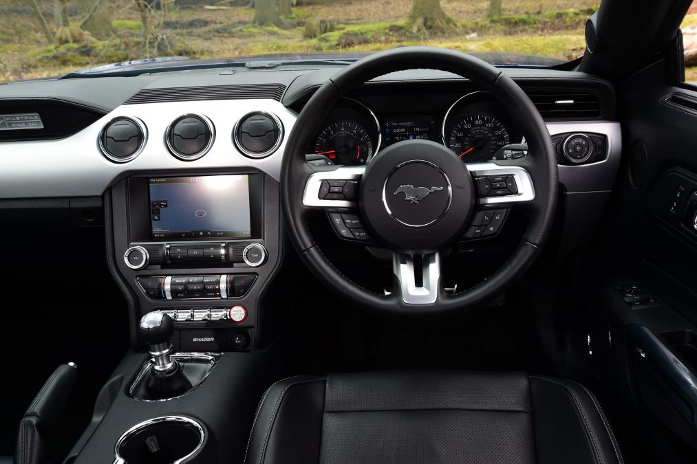 Used Ford Mustang - dash