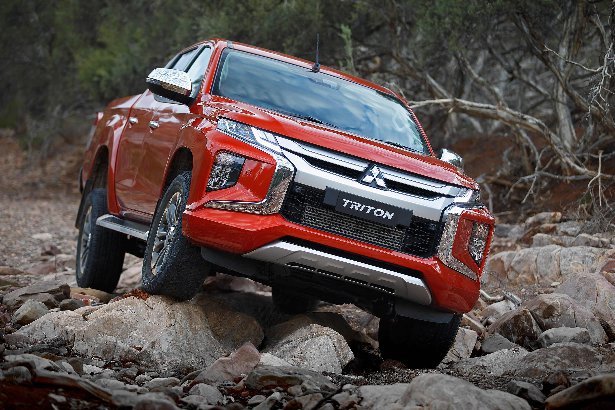 Mitsubishi L200 - front red